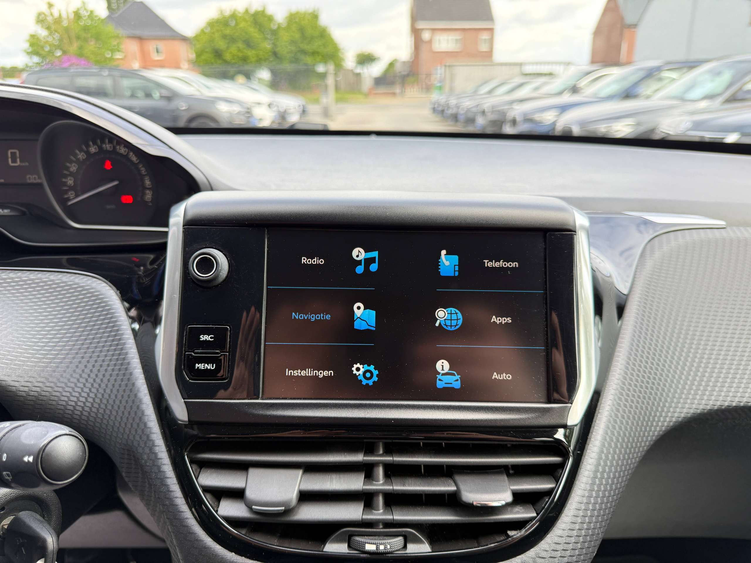 085f1008-38eb-4573-856a-4eb5f581c19119-peugeot-2008-1-2i-navigatie-pdc-digitale-airco-carplay-bluetooth-alu-carpass.jpg