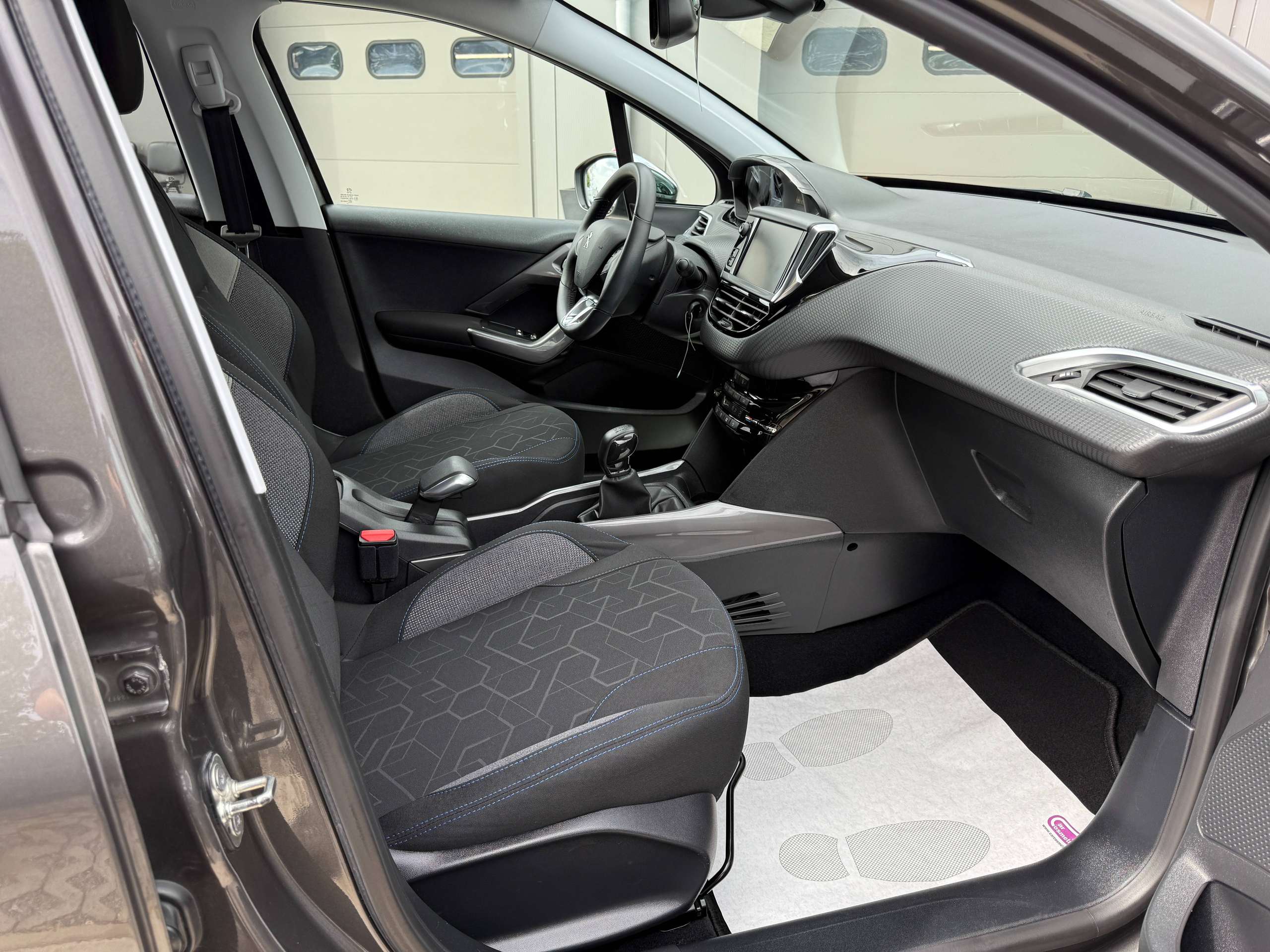 085f1008-38eb-4573-856a-4eb5f581c19123-peugeot-2008-1-2i-navigatie-pdc-digitale-airco-carplay-bluetooth-alu-carpass.jpg