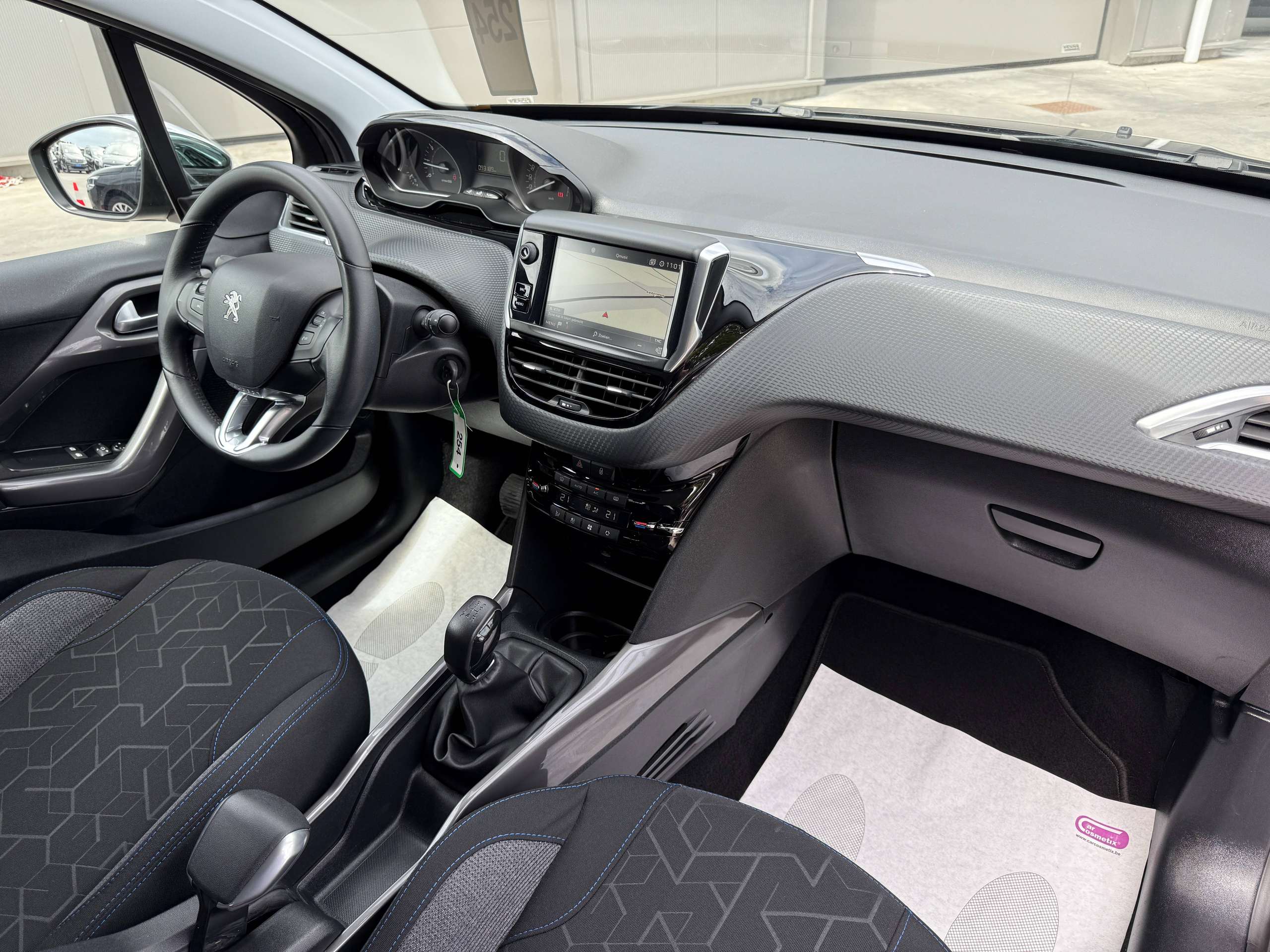 085f1008-38eb-4573-856a-4eb5f581c19124-peugeot-2008-1-2i-navigatie-pdc-digitale-airco-carplay-bluetooth-alu-carpass.jpg