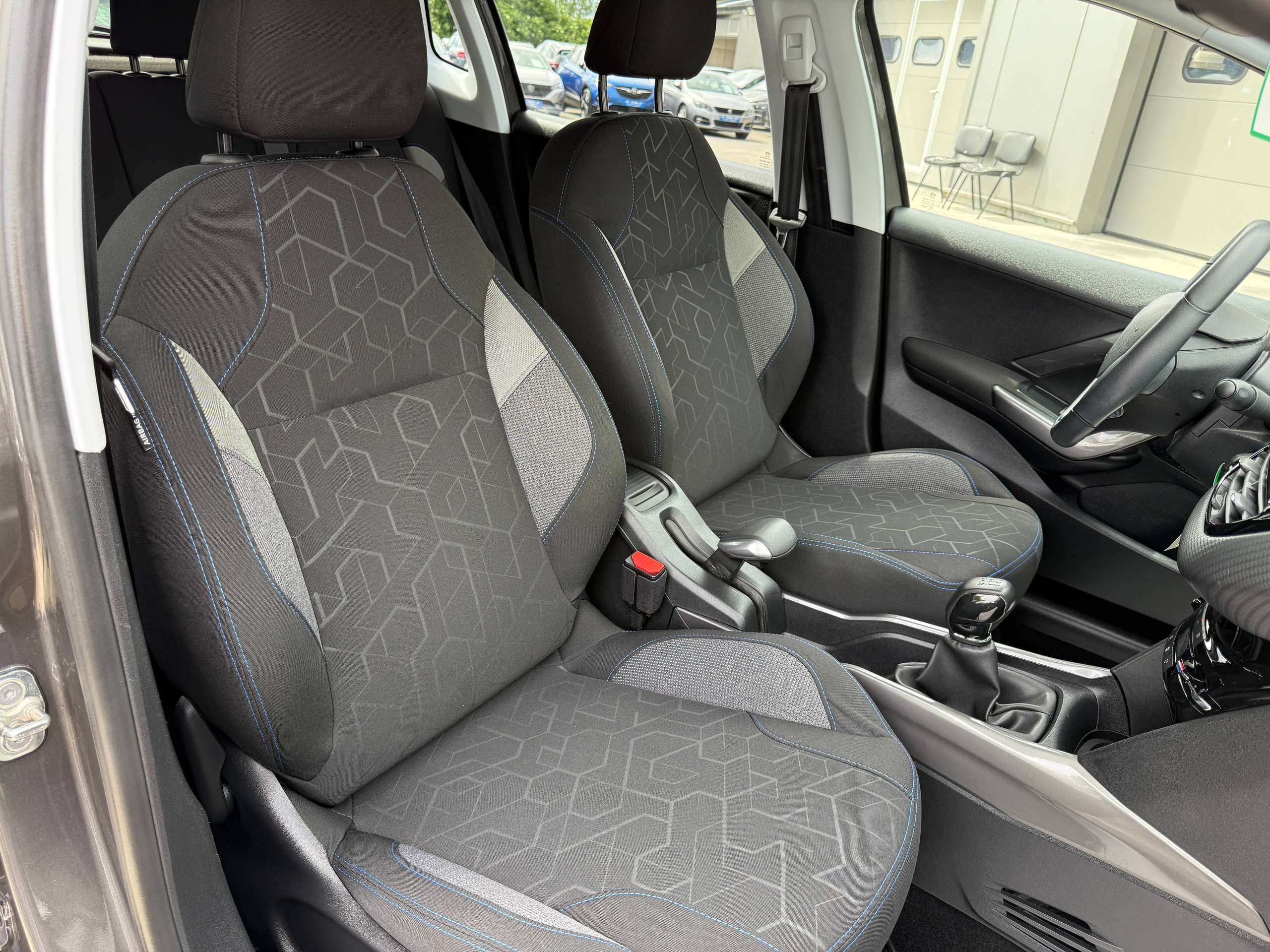 085f1008-38eb-4573-856a-4eb5f581c19125-peugeot-2008-1-2i-navigatie-pdc-digitale-airco-carplay-bluetooth-alu-carpass.jpg