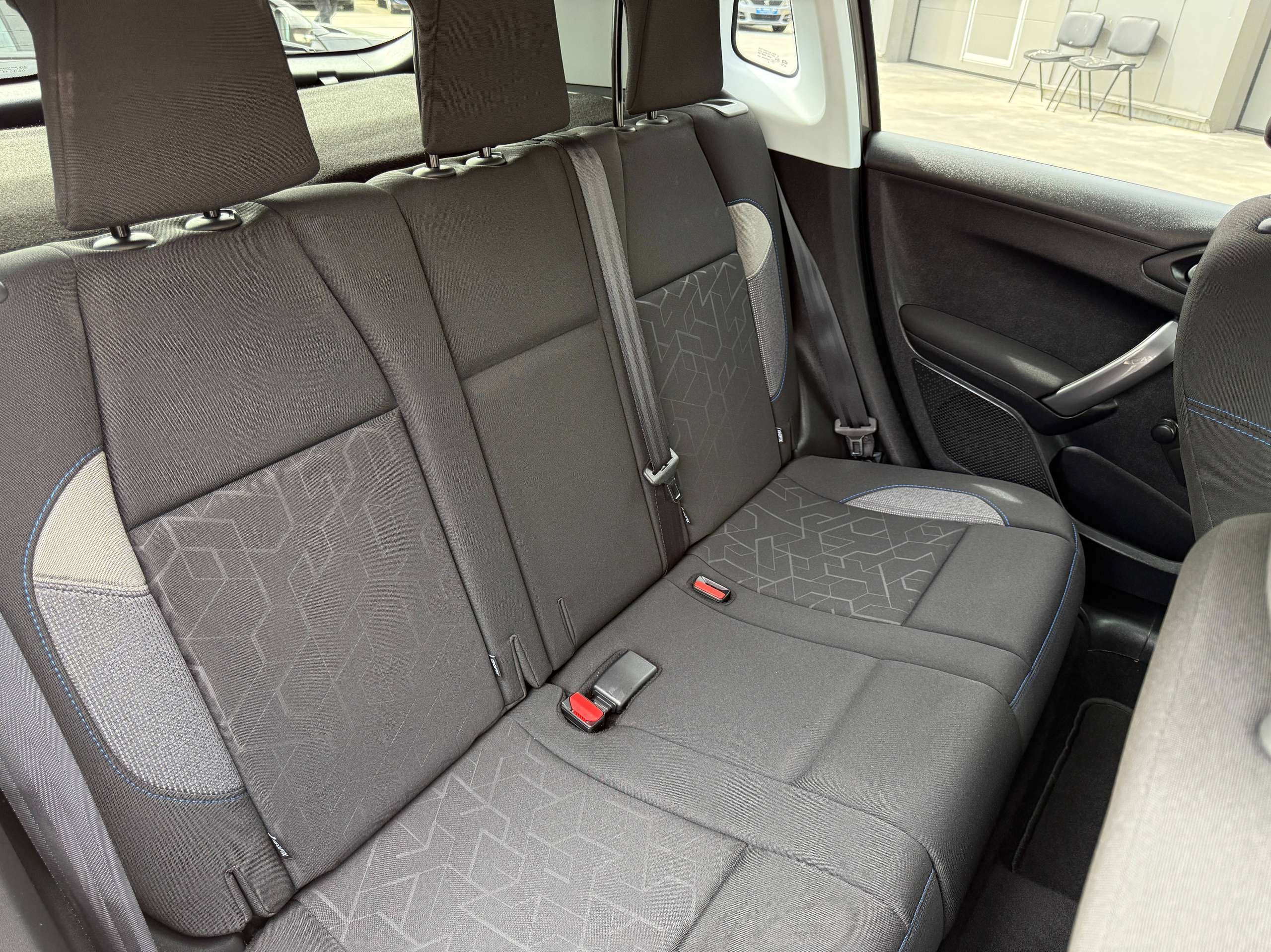 085f1008-38eb-4573-856a-4eb5f581c19126-peugeot-2008-1-2i-navigatie-pdc-digitale-airco-carplay-bluetooth-alu-carpass.jpg