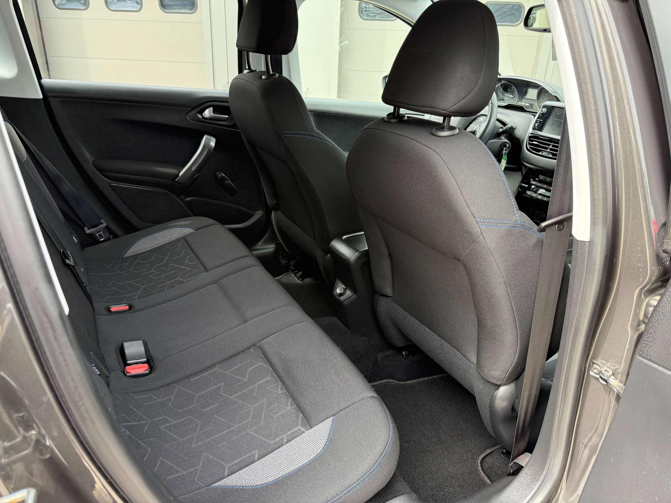 085f1008-38eb-4573-856a-4eb5f581c19127-peugeot-2008-1-2i-navigatie-pdc-digitale-airco-carplay-bluetooth-alu-carpass.jpg