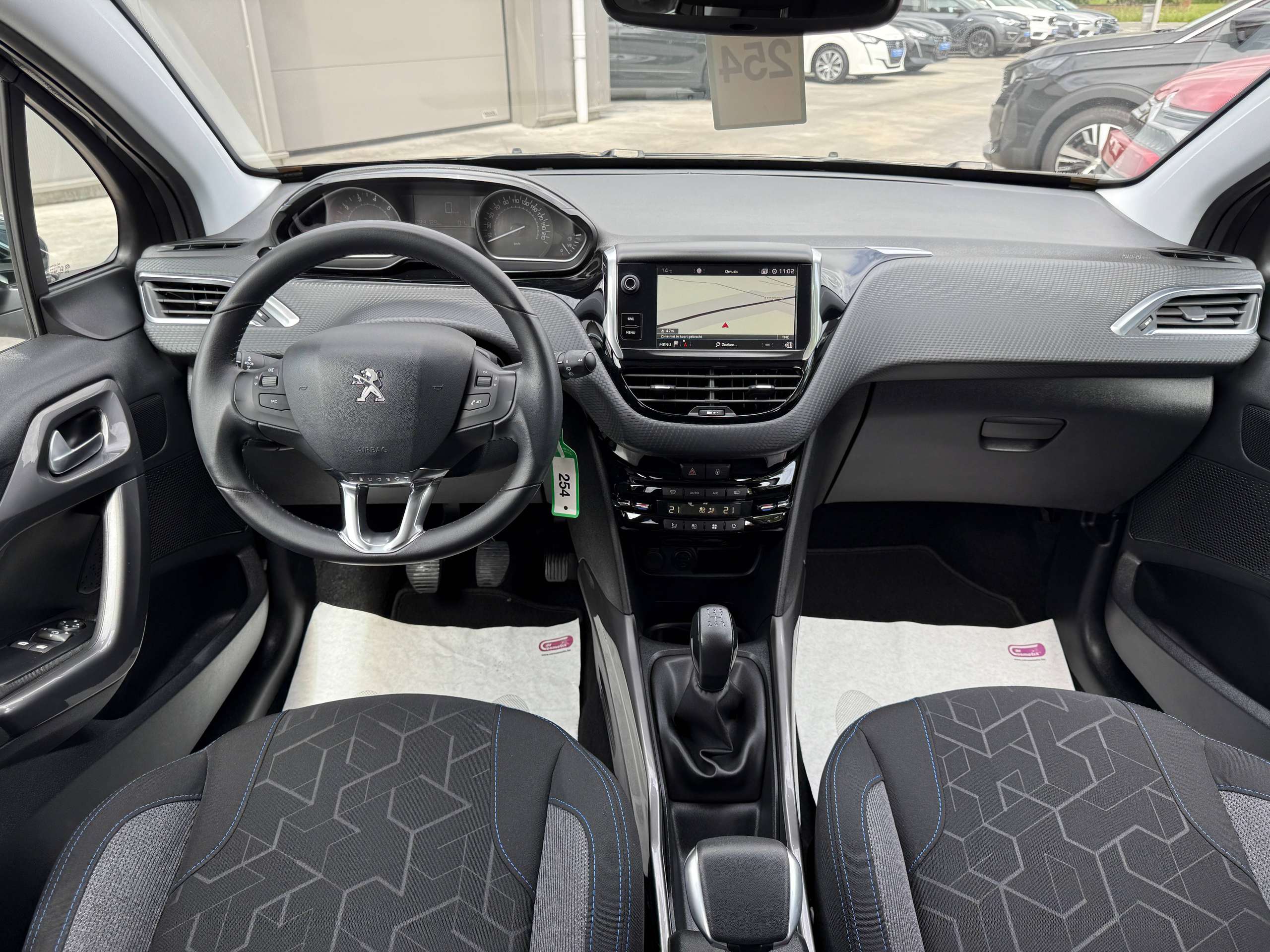 085f1008-38eb-4573-856a-4eb5f581c19128-peugeot-2008-1-2i-navigatie-pdc-digitale-airco-carplay-bluetooth-alu-carpass.jpg