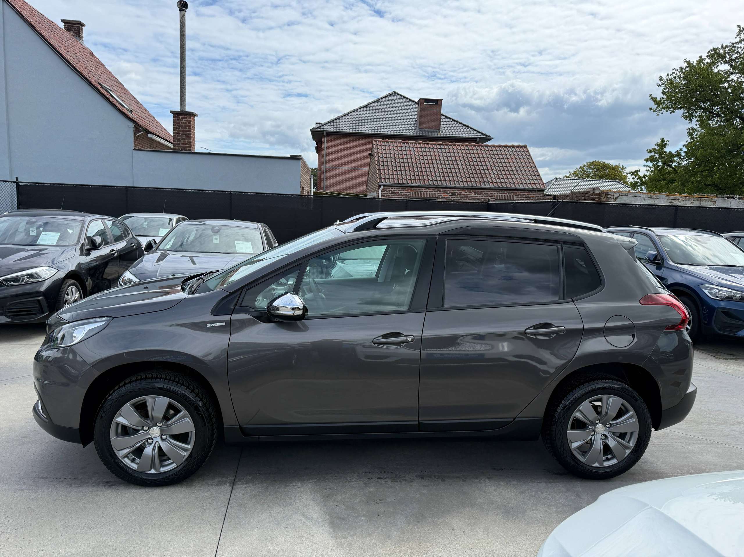 085f1008-38eb-4573-856a-4eb5f581c1918-peugeot-2008-1-2i-navigatie-pdc-digitale-airco-carplay-bluetooth-alu-carpass.jpg
