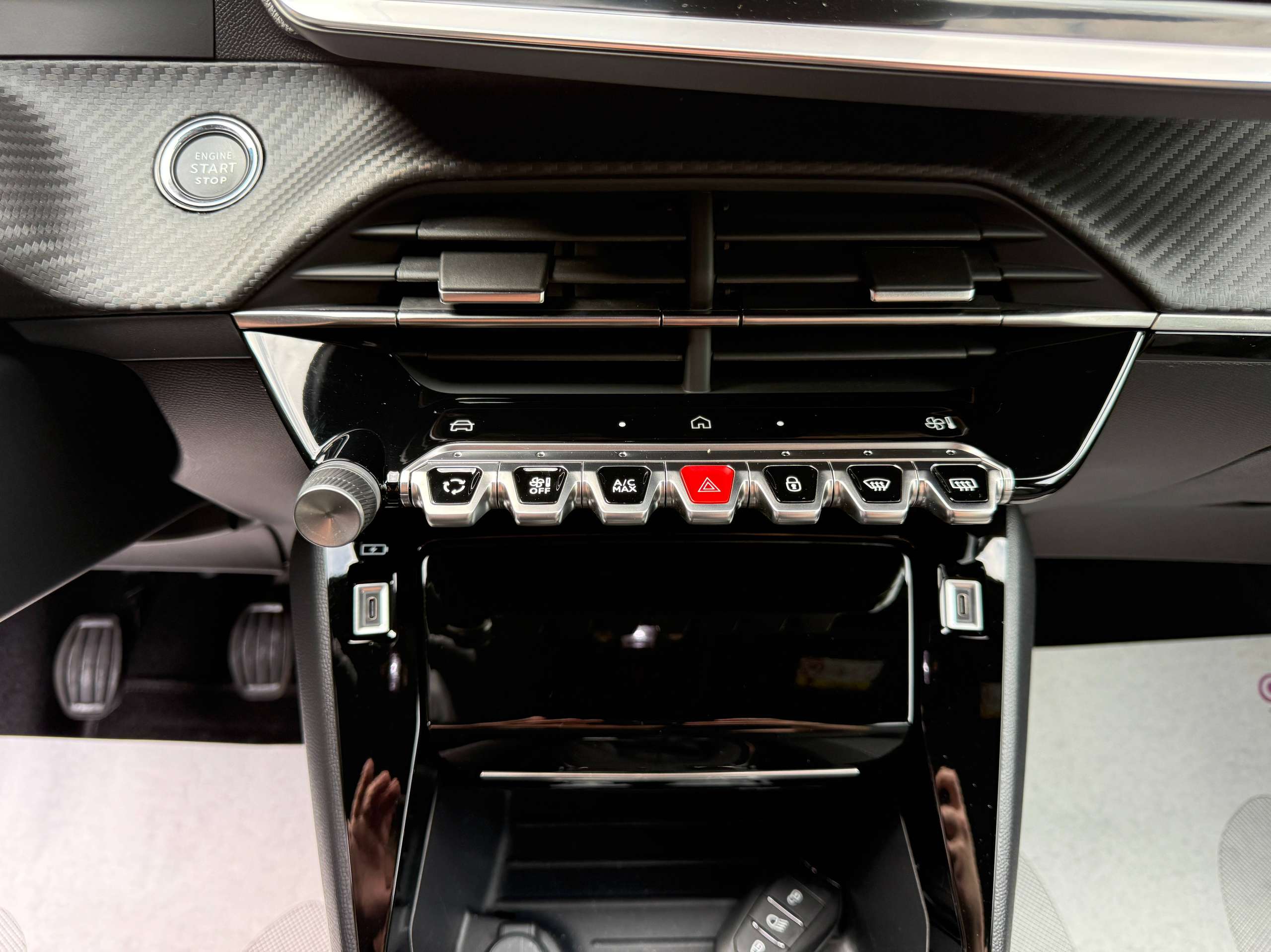 144da0a4-cfbb-479a-bac1-4293858fce1020-peugeot-2008-1-2i-turbo-allure-360-camera-dode-hoekdetect-navigatie-leder-ful-led-carplay.jpg