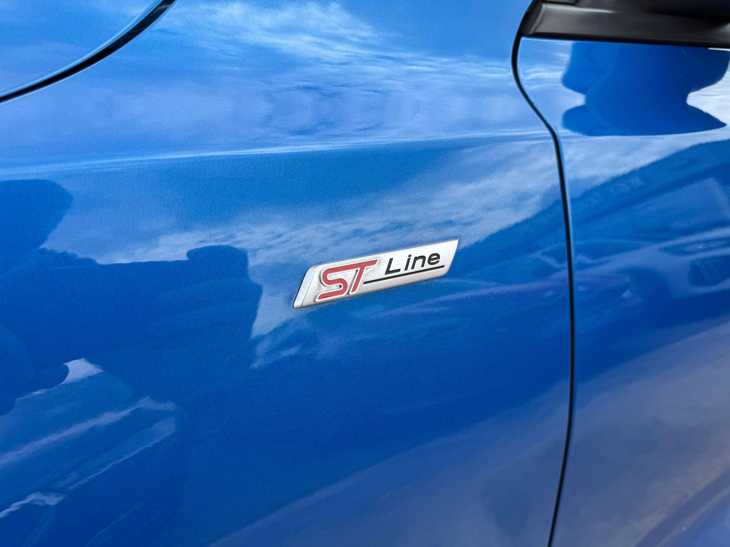 273e04db-e2ae-4b0a-b6f0-f46c2bd6cbed12-ford-focus-1-0i-125pk-st-line-automaat-5-deurs-navigatie-full-led-carplay-dab.jpg