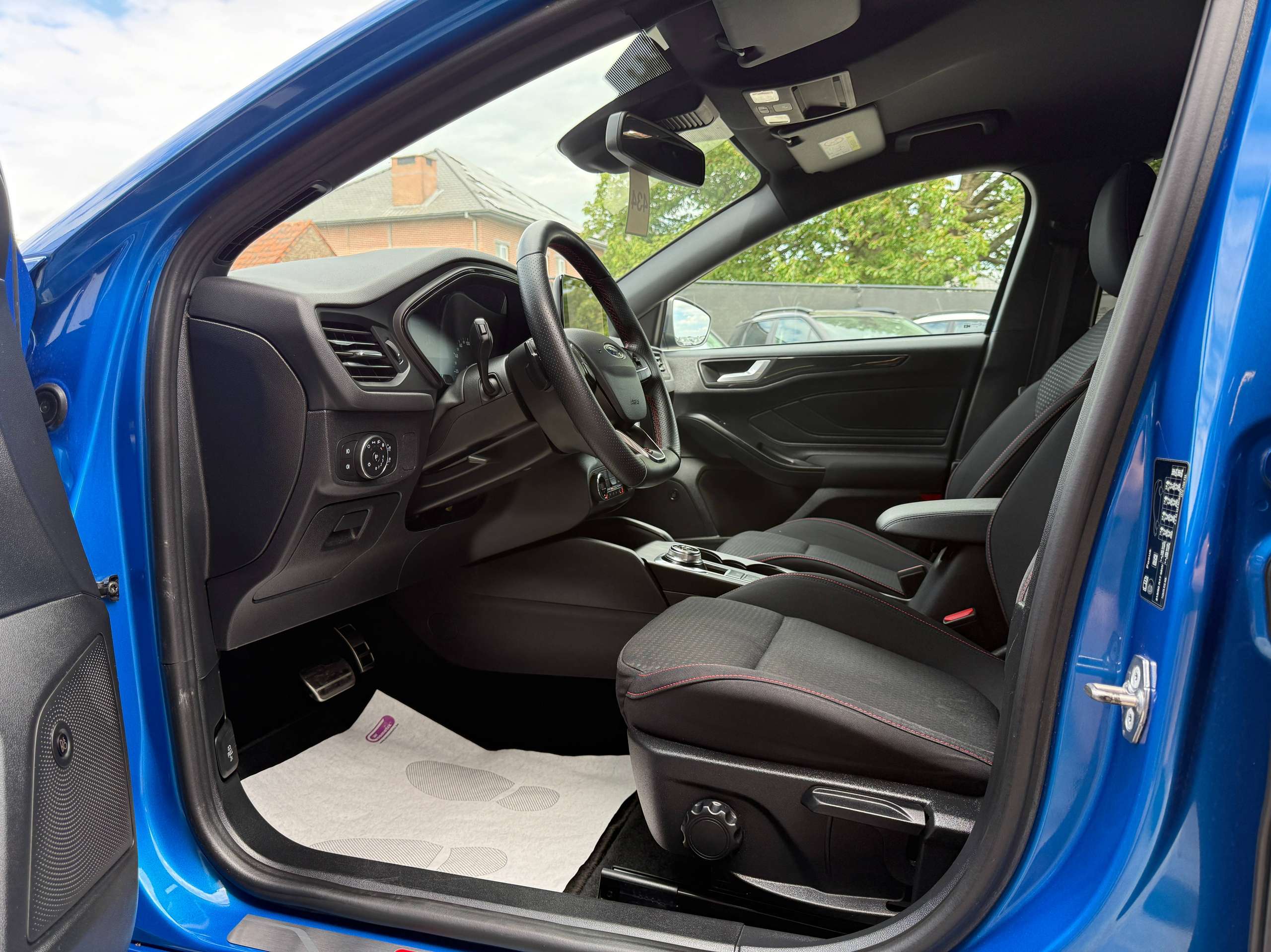 273e04db-e2ae-4b0a-b6f0-f46c2bd6cbed13-ford-focus-1-0i-125pk-st-line-automaat-5-deurs-navigatie-full-led-carplay-dab.jpg