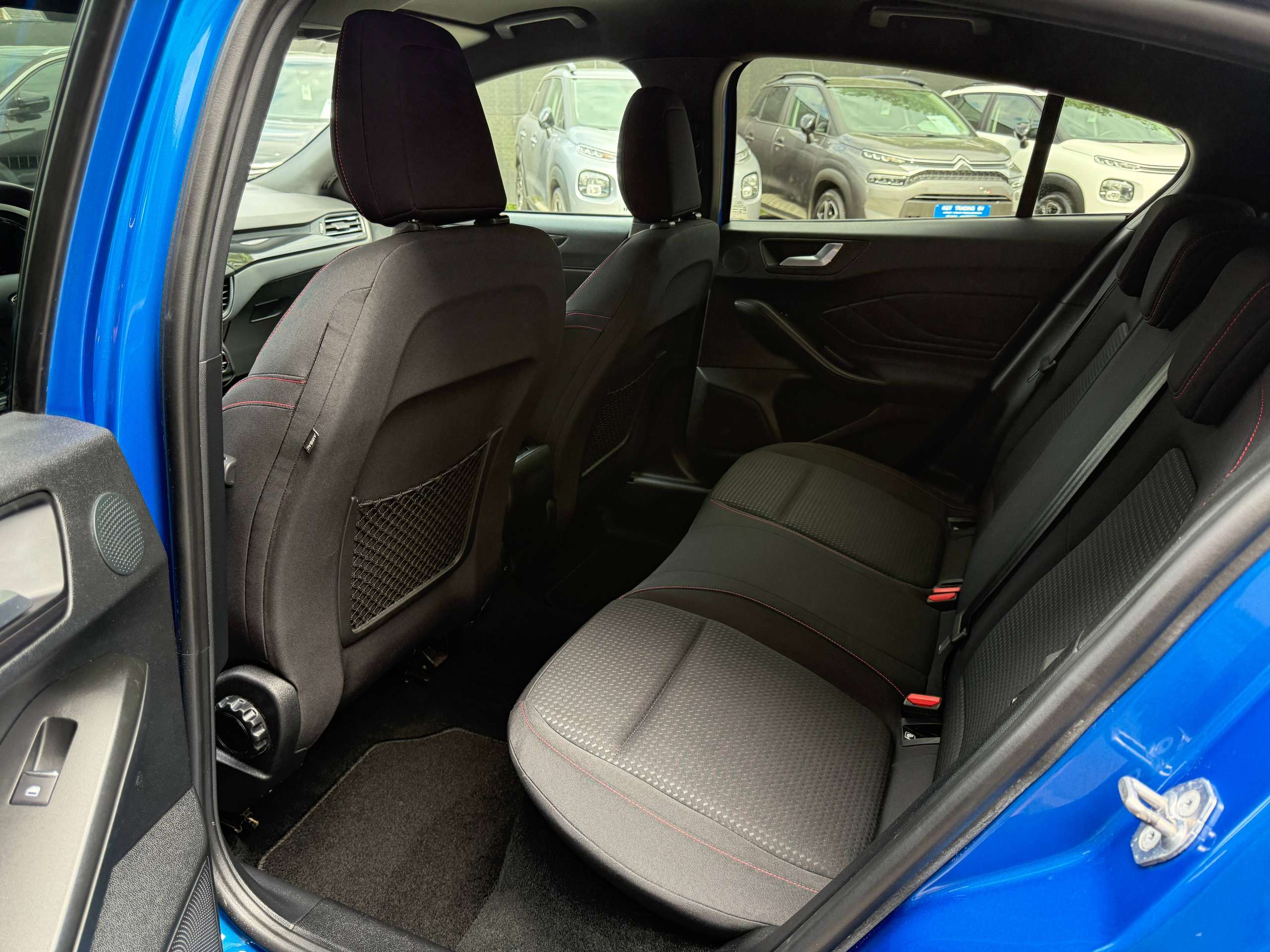 273e04db-e2ae-4b0a-b6f0-f46c2bd6cbed15-ford-focus-1-0i-125pk-st-line-automaat-5-deurs-navigatie-full-led-carplay-dab.jpg