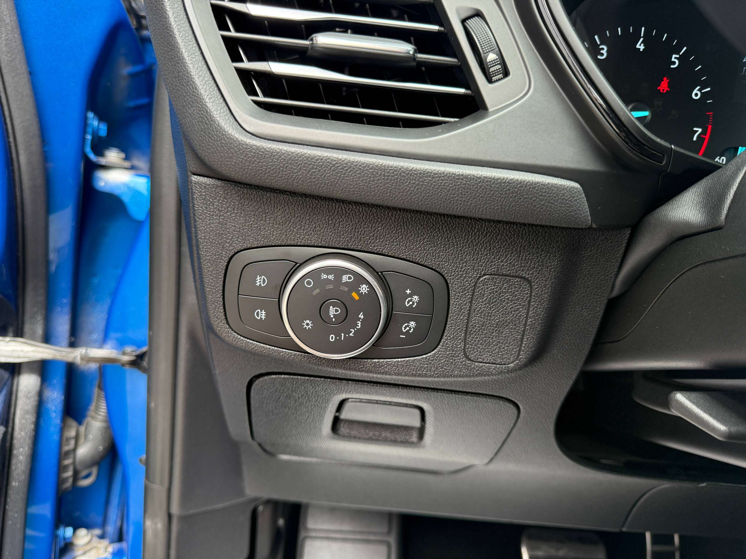 273e04db-e2ae-4b0a-b6f0-f46c2bd6cbed20-ford-focus-1-0i-125pk-st-line-automaat-5-deurs-navigatie-full-led-carplay-dab.jpg