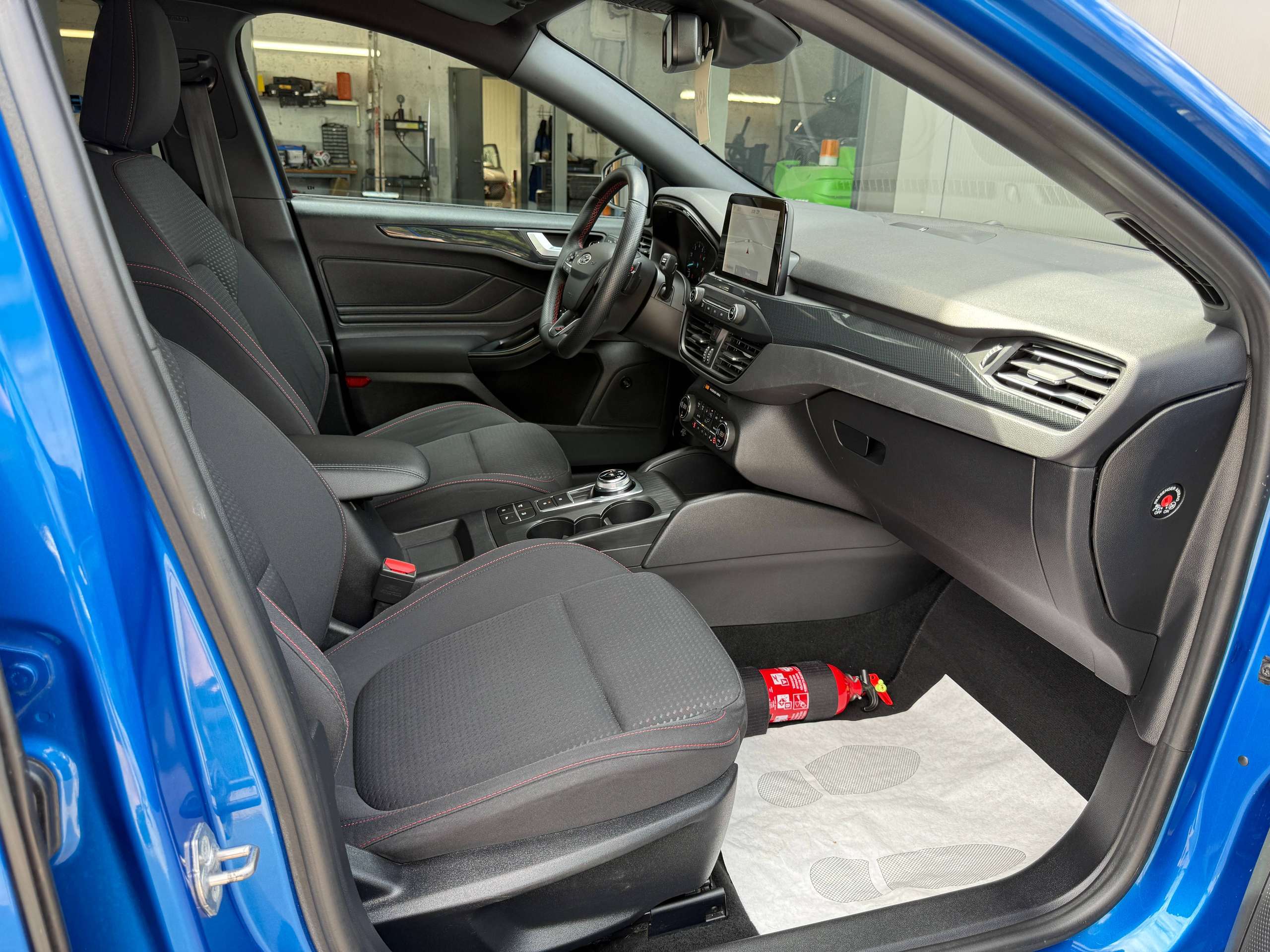 273e04db-e2ae-4b0a-b6f0-f46c2bd6cbed28-ford-focus-1-0i-125pk-st-line-automaat-5-deurs-navigatie-full-led-carplay-dab.jpg