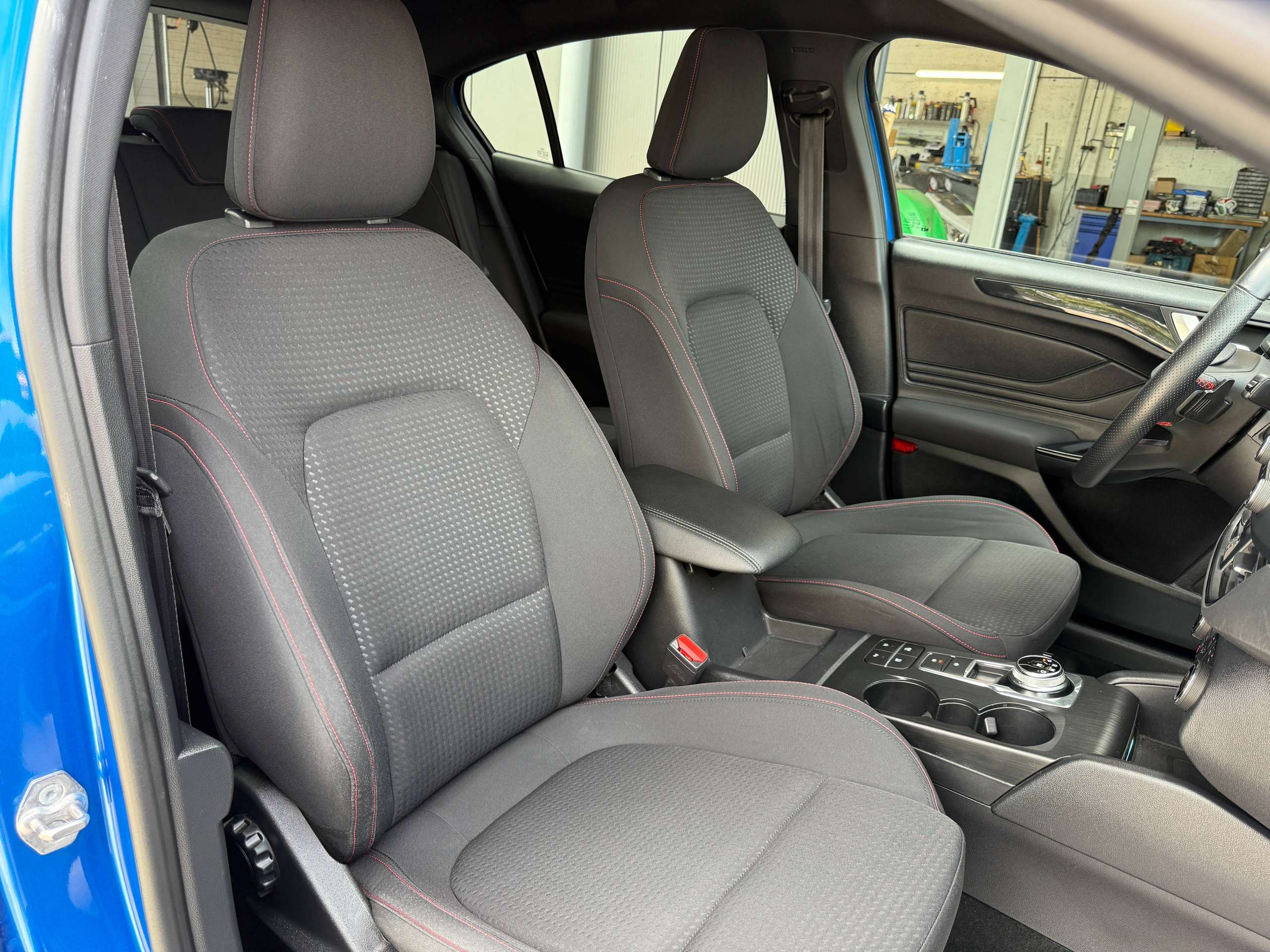 273e04db-e2ae-4b0a-b6f0-f46c2bd6cbed30-ford-focus-1-0i-125pk-st-line-automaat-5-deurs-navigatie-full-led-carplay-dab.jpg