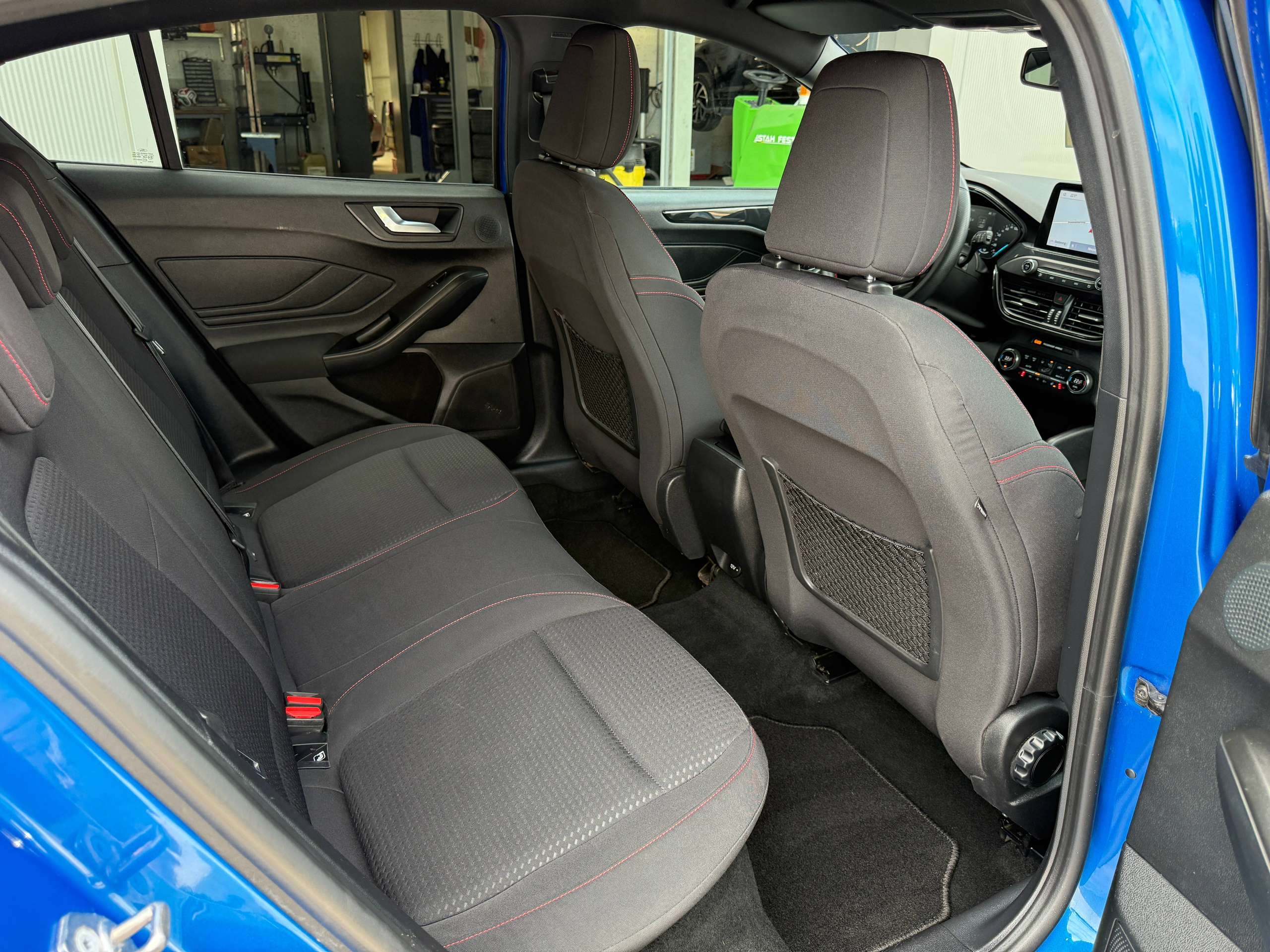 273e04db-e2ae-4b0a-b6f0-f46c2bd6cbed31-ford-focus-1-0i-125pk-st-line-automaat-5-deurs-navigatie-full-led-carplay-dab.jpg