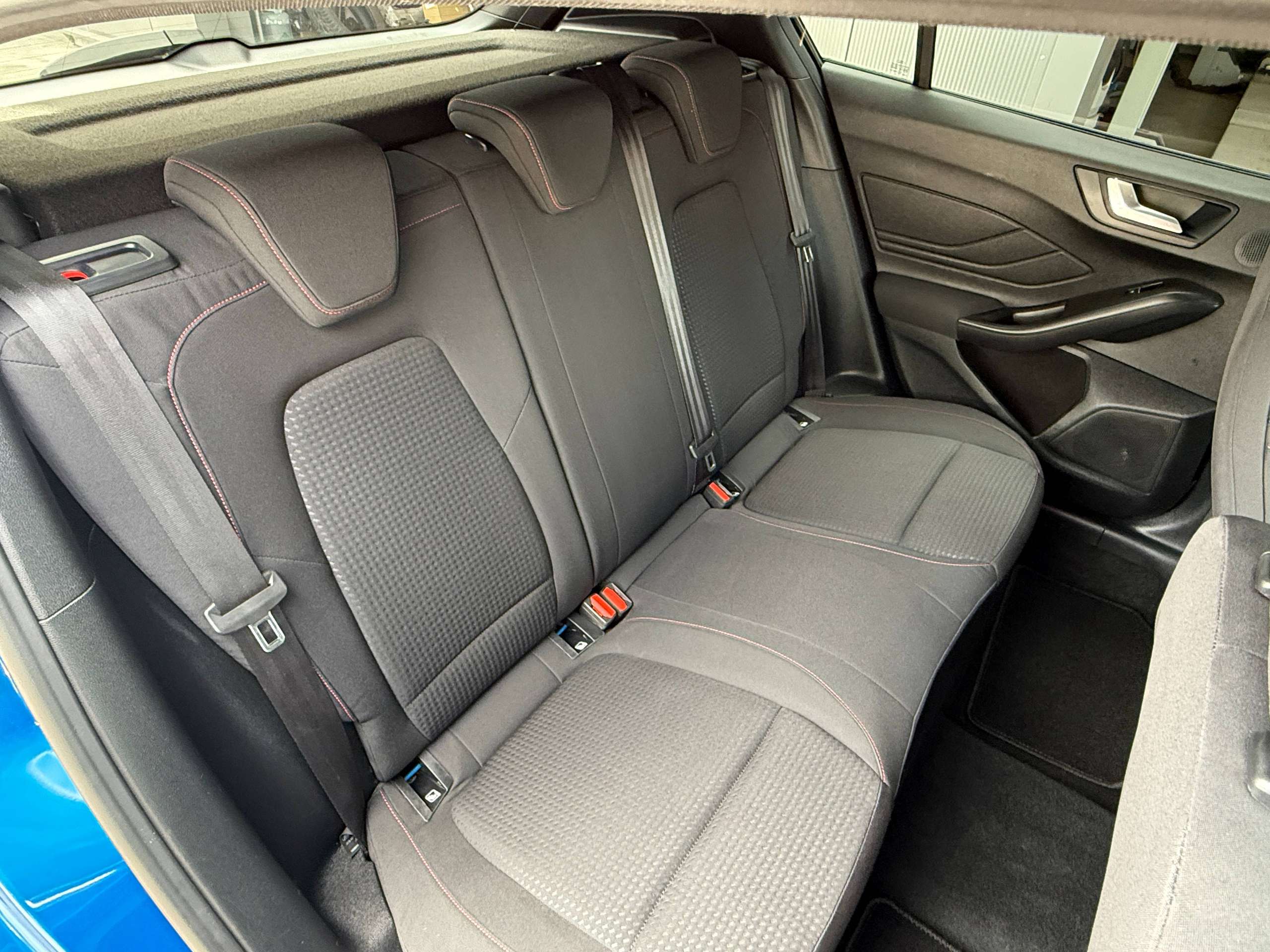 273e04db-e2ae-4b0a-b6f0-f46c2bd6cbed32-ford-focus-1-0i-125pk-st-line-automaat-5-deurs-navigatie-full-led-carplay-dab.jpg