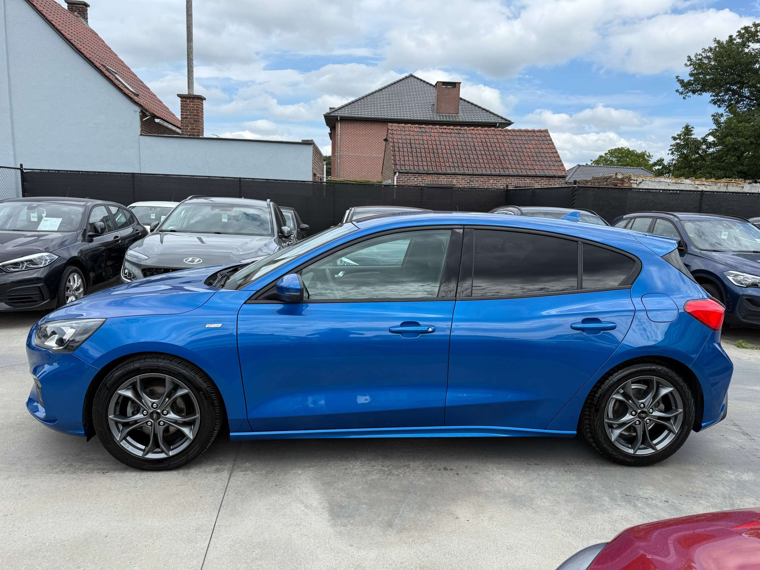 273e04db-e2ae-4b0a-b6f0-f46c2bd6cbed8-ford-focus-1-0i-125pk-st-line-automaat-5-deurs-navigatie-full-led-carplay-dab.jpg