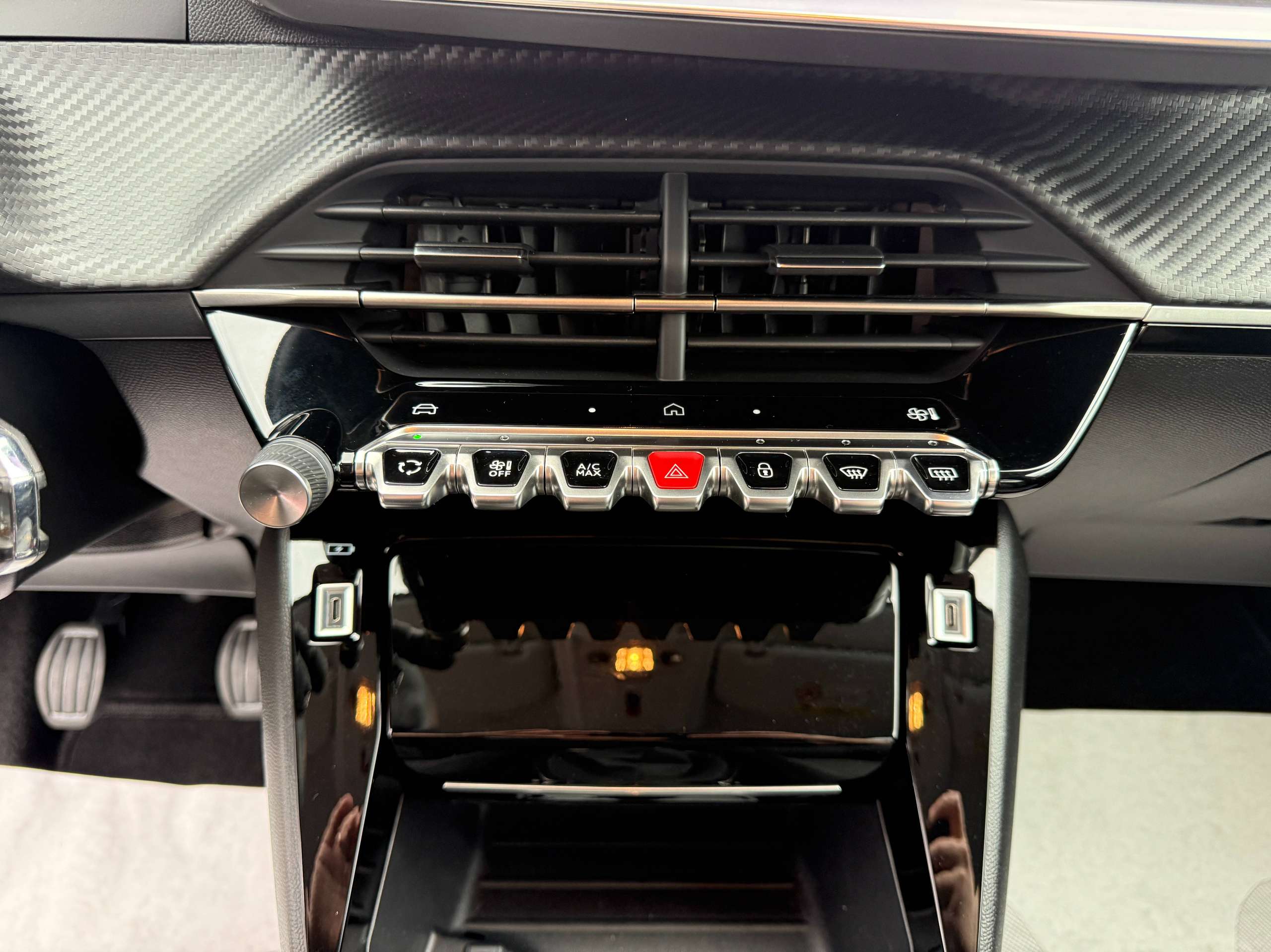 27669cf8-3251-4e90-9c95-854a80dd688518-peugeot-208-1-2i-turbo-360-camera-dode-hoek-navigatie-leder-full-led-carplay.jpg