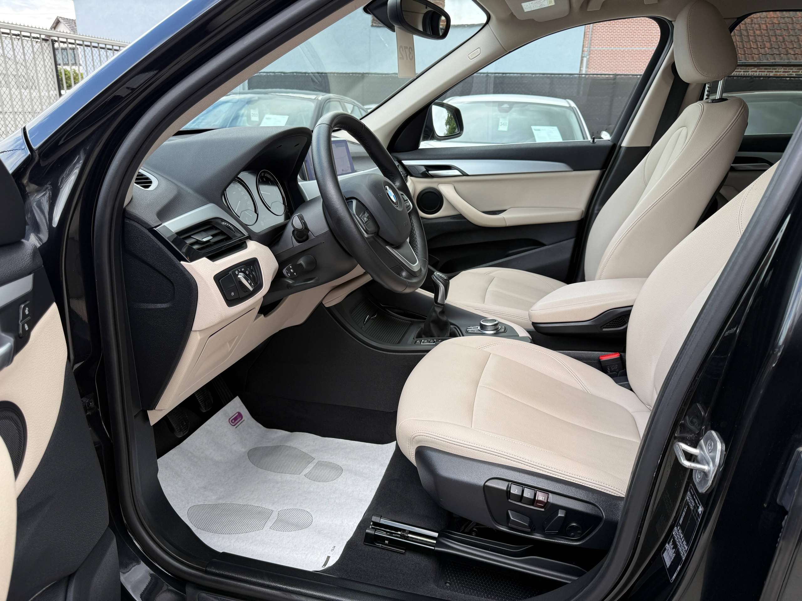 2935d72b-fdcc-40db-8324-14761554371b11-bmw-x1-1-5i-136pk-navigatie-pro-beige-leder-zetelverwarming-led-alu.jpg