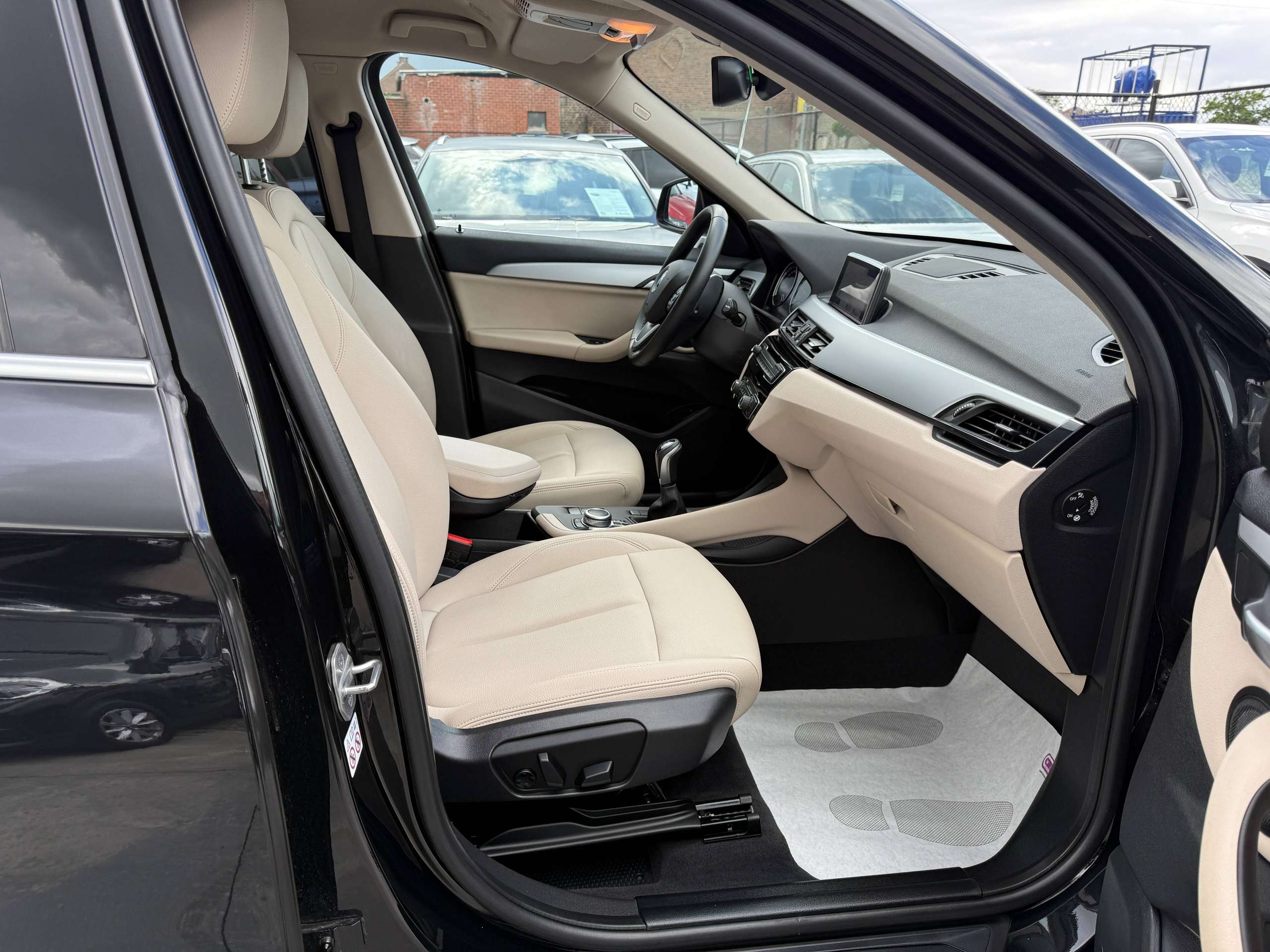 2935d72b-fdcc-40db-8324-14761554371b23-bmw-x1-1-5i-136pk-navigatie-pro-beige-leder-zetelverwarming-led-alu.jpg