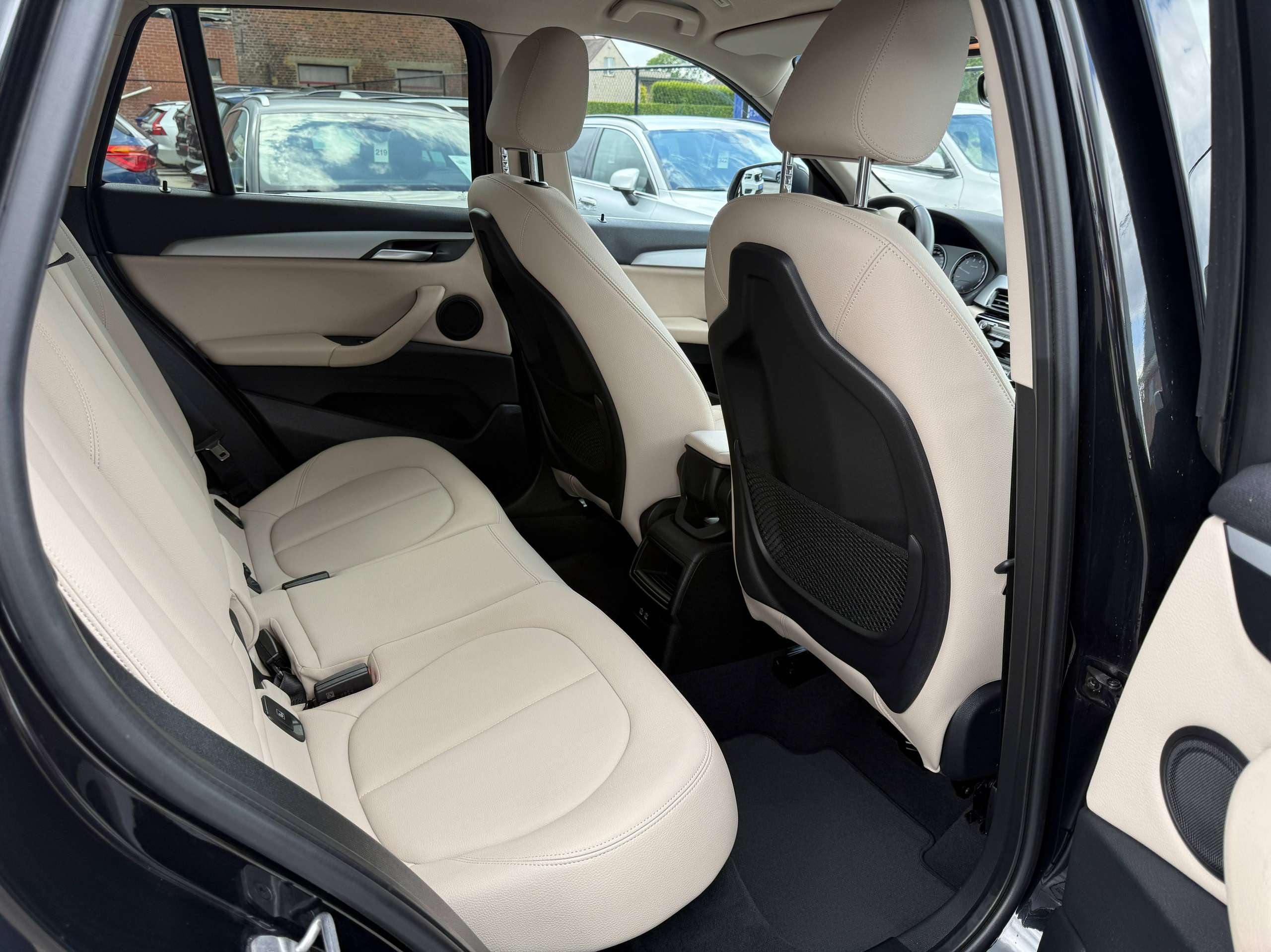 2935d72b-fdcc-40db-8324-14761554371b27-bmw-x1-1-5i-136pk-navigatie-pro-beige-leder-zetelverwarming-led-alu.jpg
