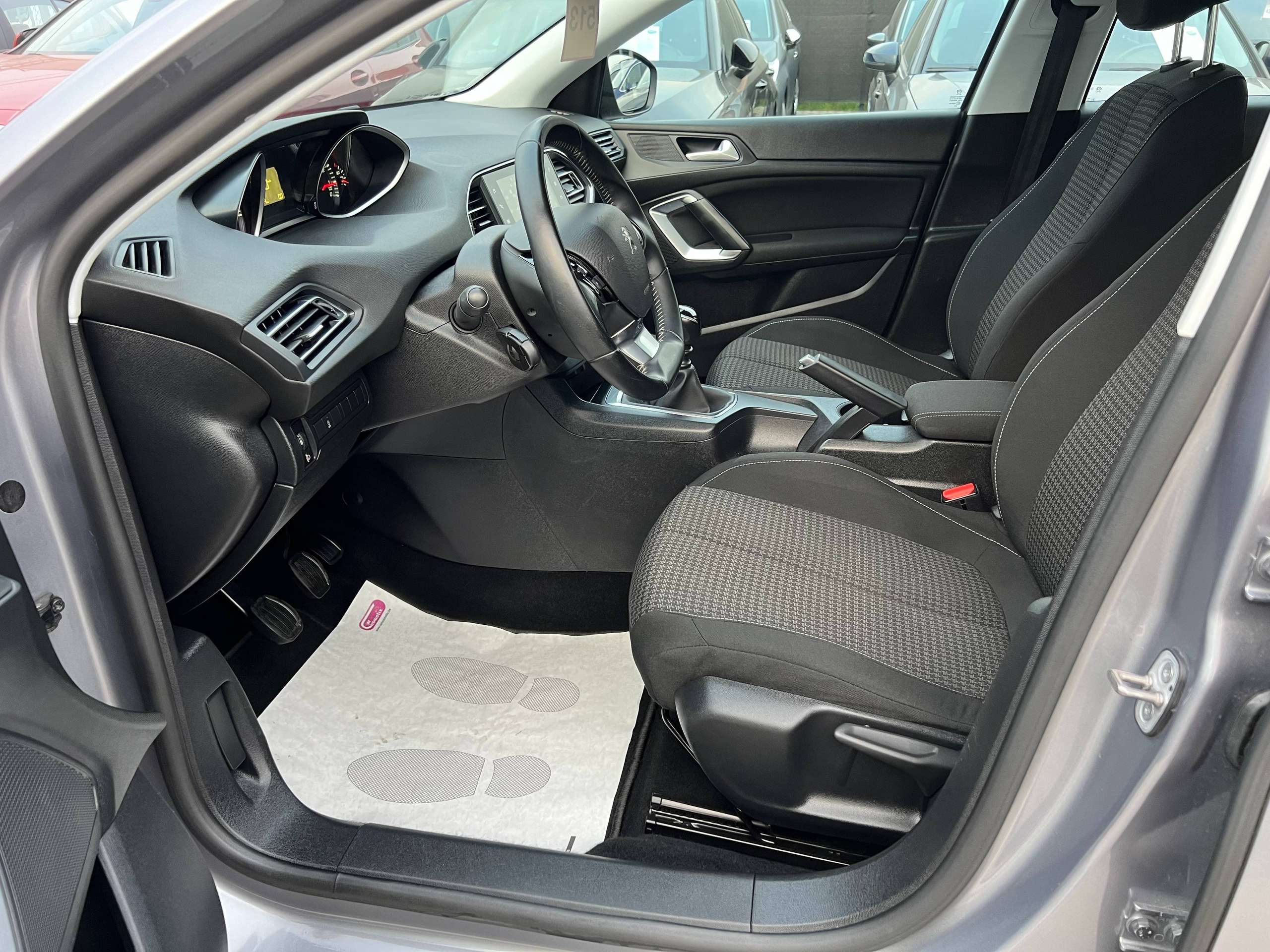 2a9dde53-43ac-4223-a819-597e077b15c911-peugeot-308-sw-1-2i-110pk-navigatie-bluetooth-carplay-led-pdc-alu.jpg
