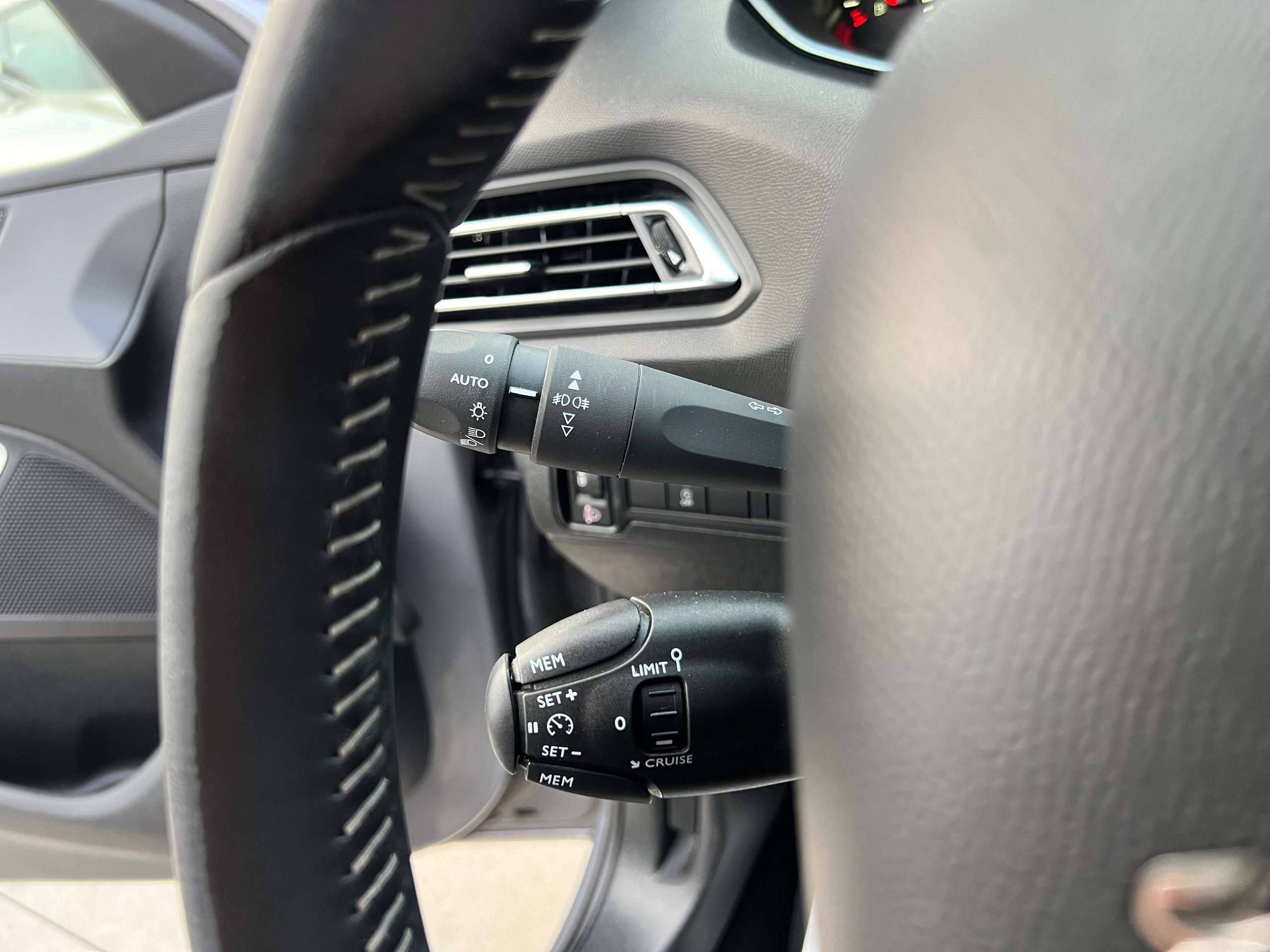 2a9dde53-43ac-4223-a819-597e077b15c915-peugeot-308-sw-1-2i-110pk-navigatie-bluetooth-carplay-led-pdc-alu.jpg