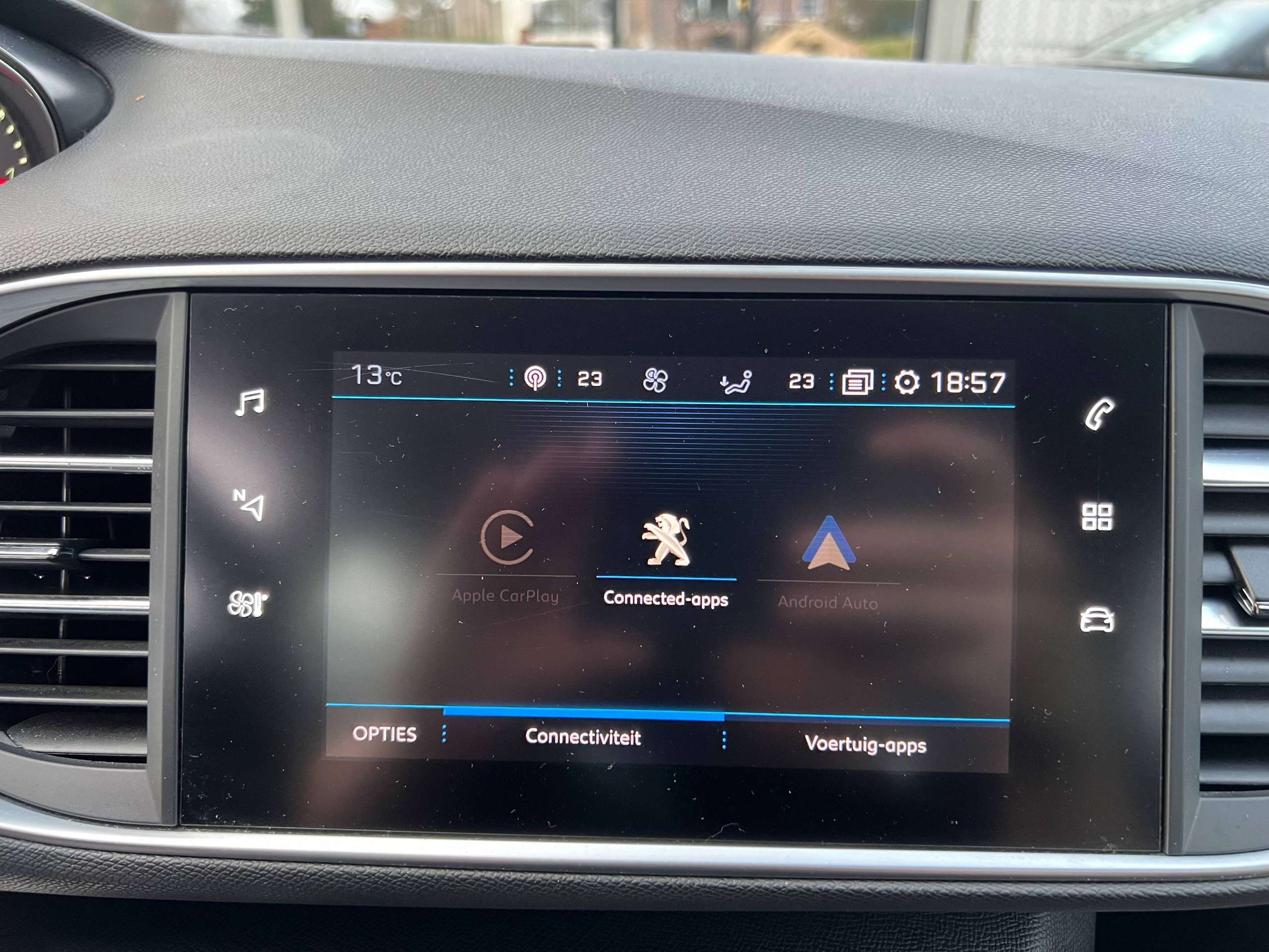 2a9dde53-43ac-4223-a819-597e077b15c919-peugeot-308-sw-1-2i-110pk-navigatie-bluetooth-carplay-led-pdc-alu.jpg