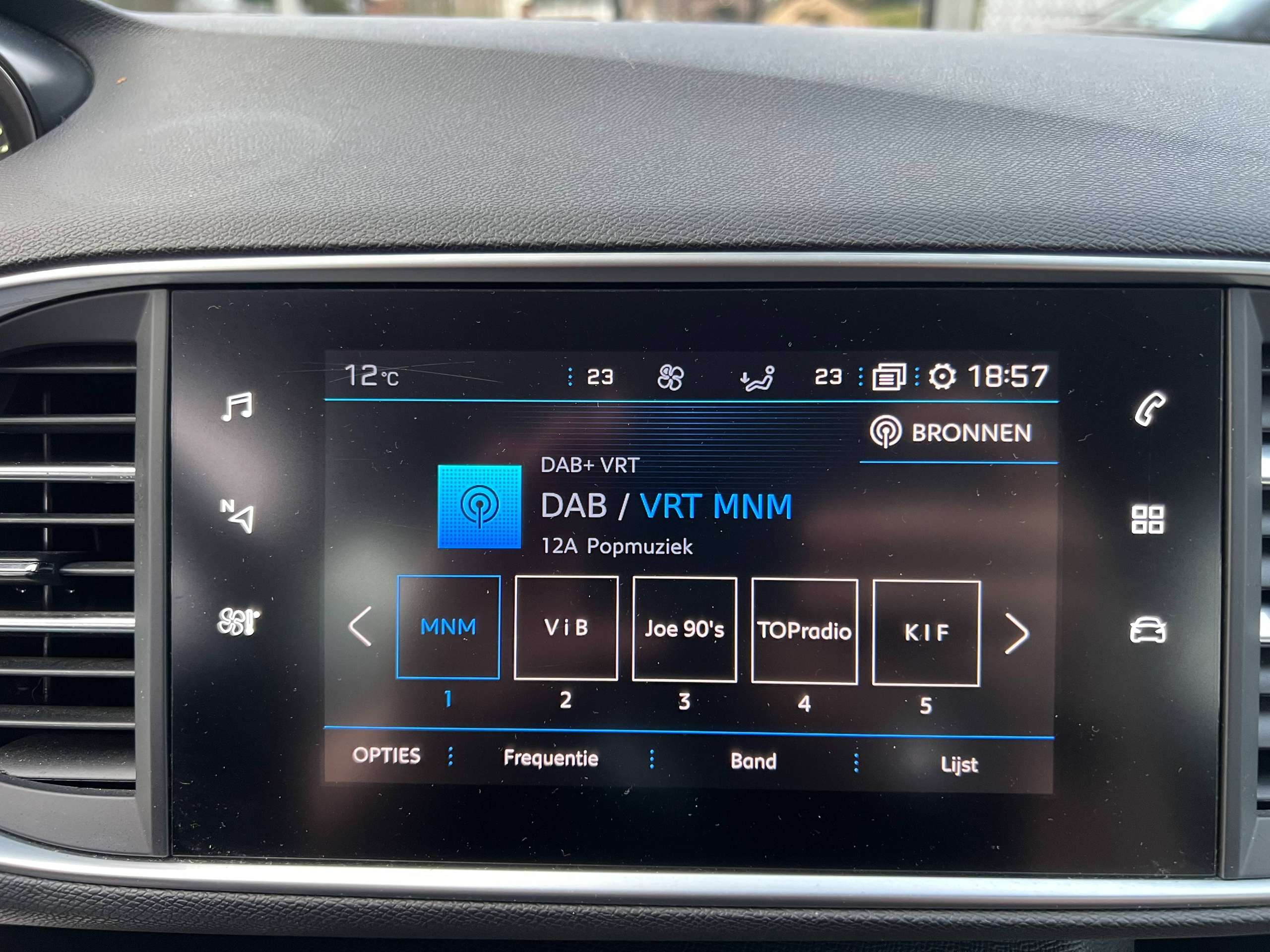 2a9dde53-43ac-4223-a819-597e077b15c920-peugeot-308-sw-1-2i-110pk-navigatie-bluetooth-carplay-led-pdc-alu.jpg