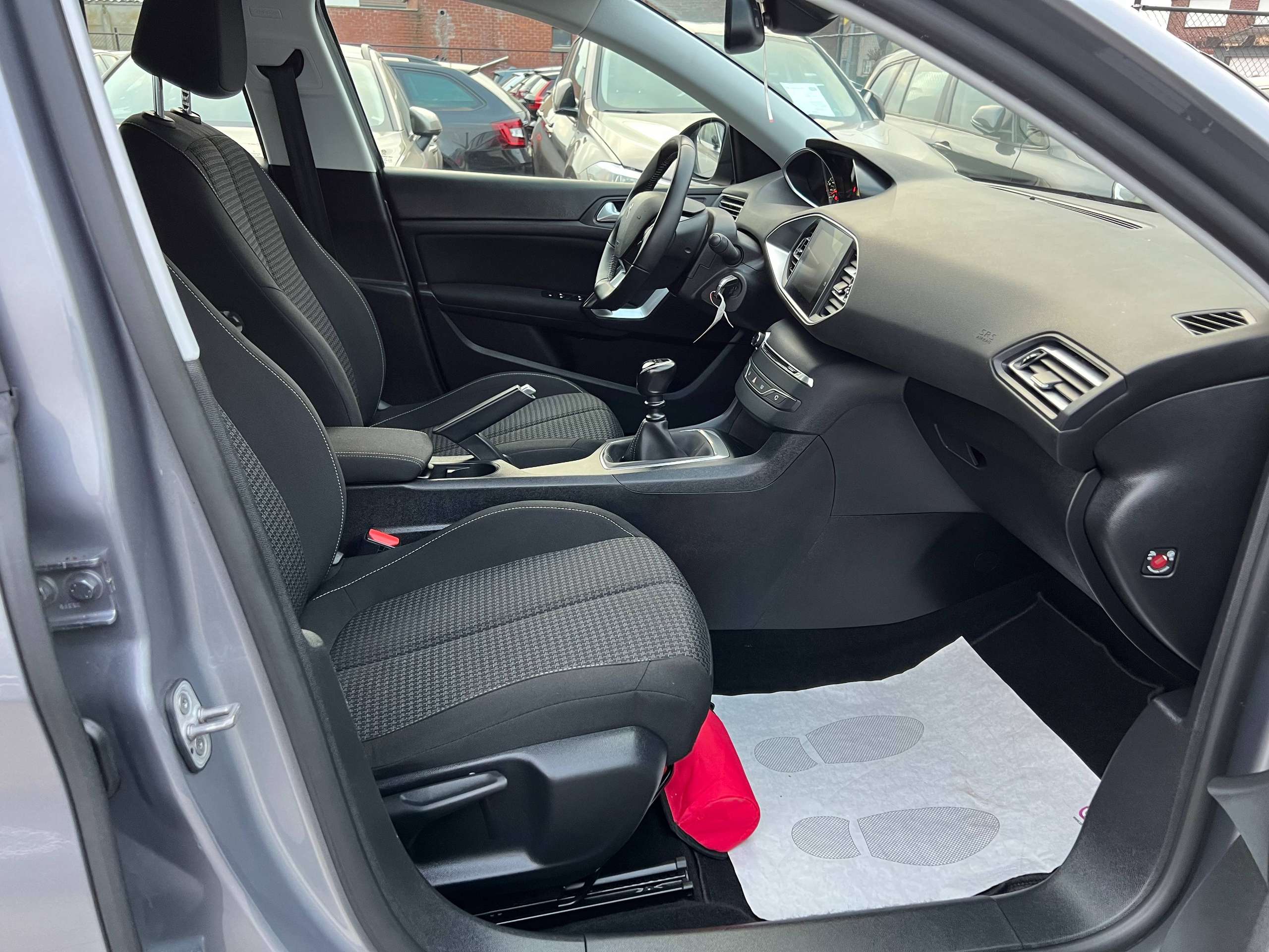 2a9dde53-43ac-4223-a819-597e077b15c921-peugeot-308-sw-1-2i-110pk-navigatie-bluetooth-carplay-led-pdc-alu.jpg