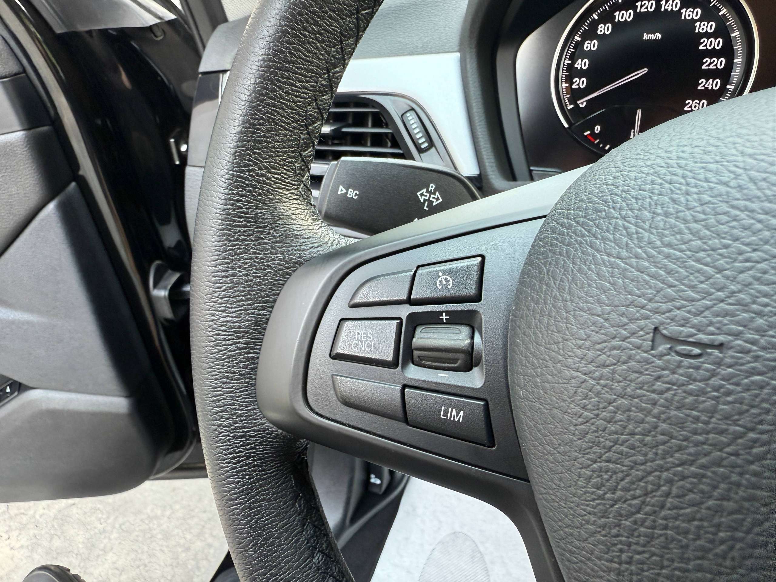2d0bd1f9-9c93-4d04-8fef-56f6c959e7b716-bmw-x1-1-5i-136pk-automaat-navigatie-zwart-leder-bluetooth-led-pdc.jpg