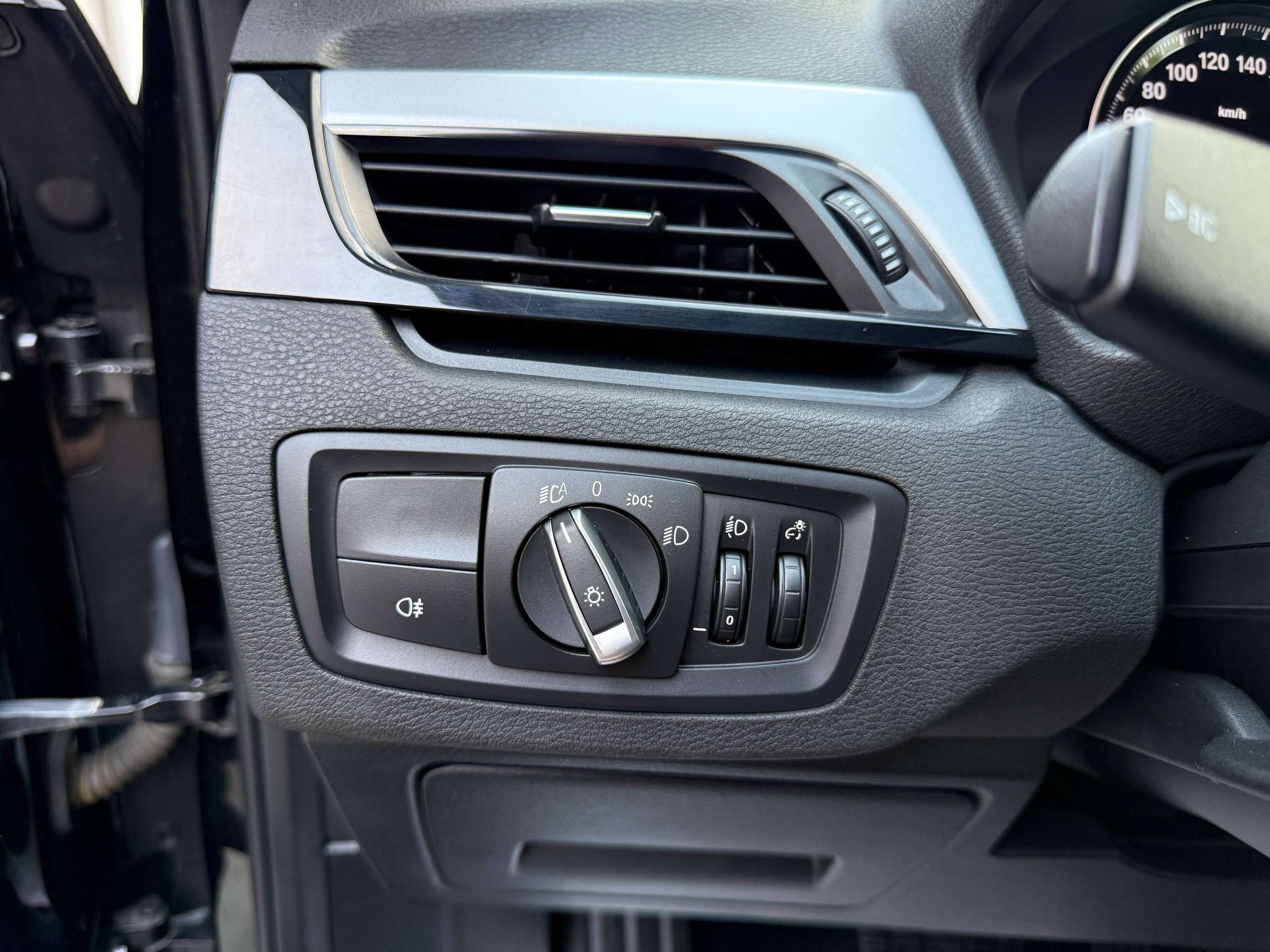 2d0bd1f9-9c93-4d04-8fef-56f6c959e7b717-bmw-x1-1-5i-136pk-automaat-navigatie-zwart-leder-bluetooth-led-pdc.jpg