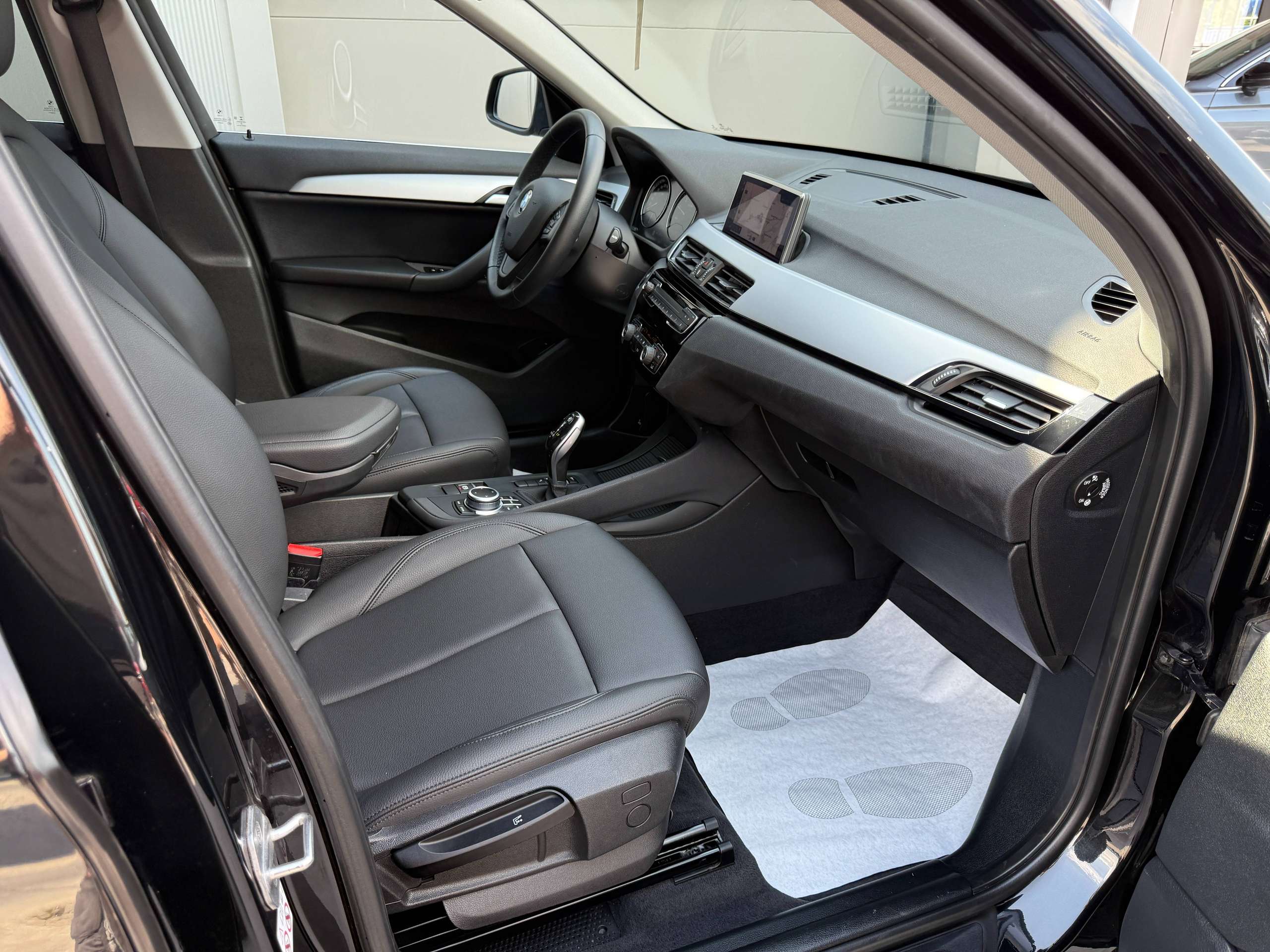 2d0bd1f9-9c93-4d04-8fef-56f6c959e7b722-bmw-x1-1-5i-136pk-automaat-navigatie-zwart-leder-bluetooth-led-pdc.jpg