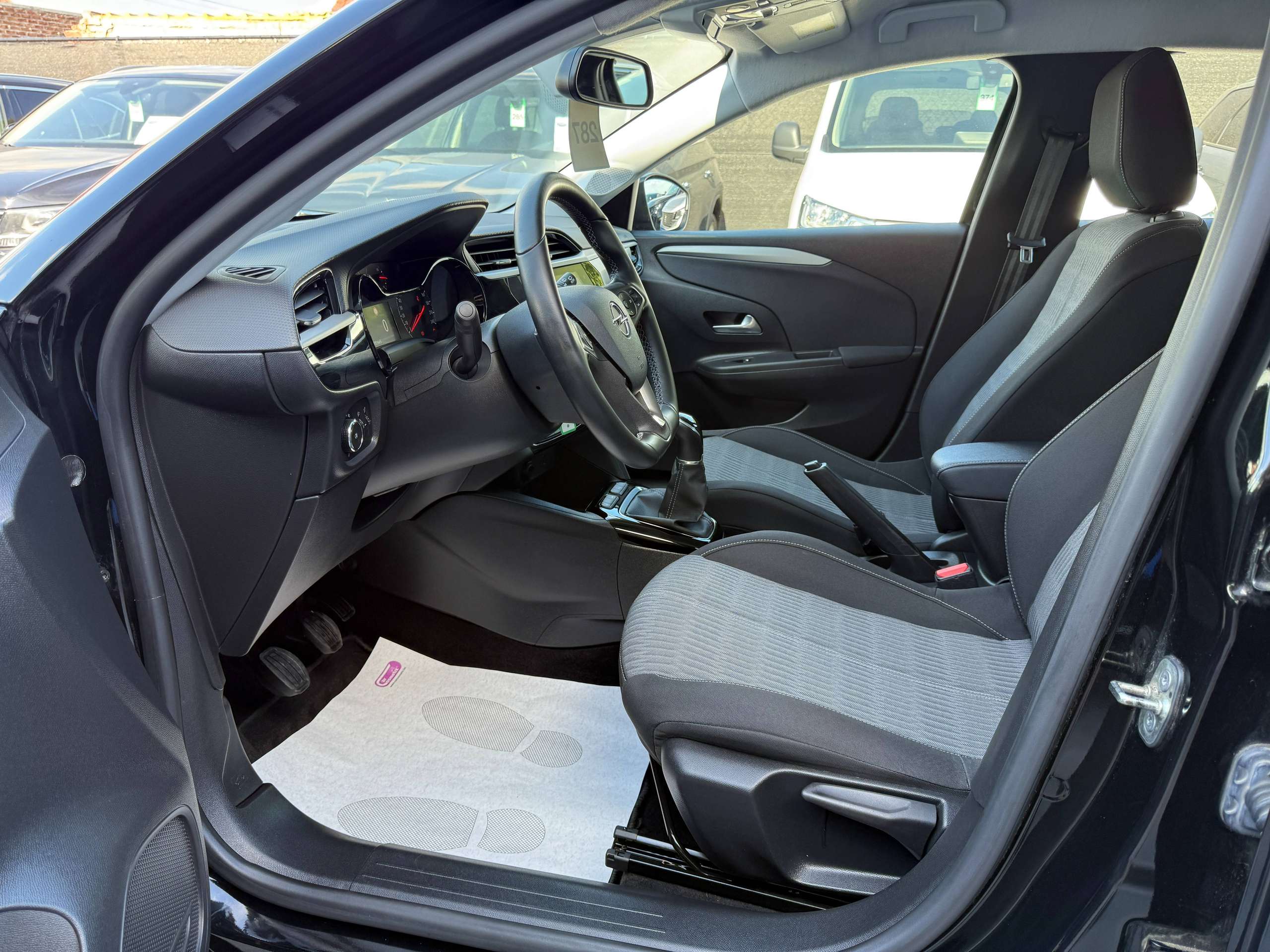 2f0f8685-53dc-4e40-bd6e-d7ede6fd831812-opel-corsa-1-2i-navigatie-carplay-camera-bluetooth-pdc-airco.jpg