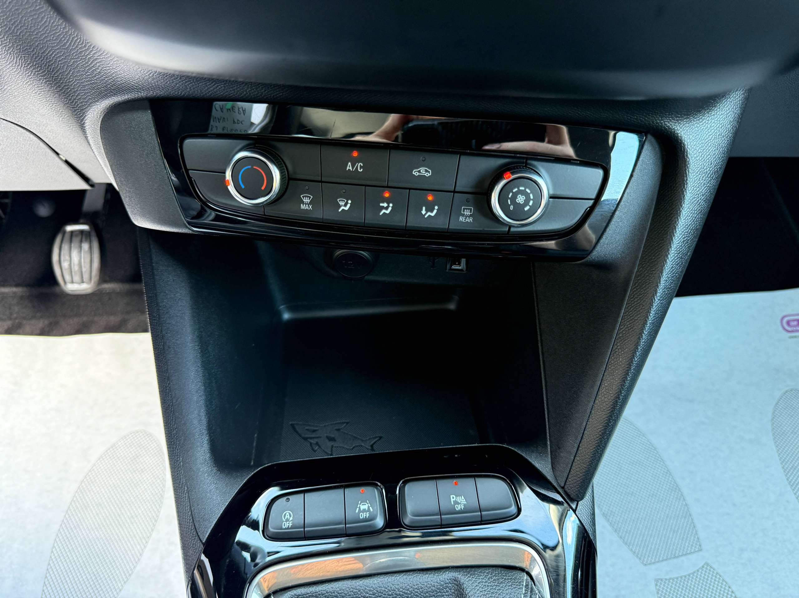 2f0f8685-53dc-4e40-bd6e-d7ede6fd831820-opel-corsa-1-2i-navigatie-carplay-camera-bluetooth-pdc-airco.jpg