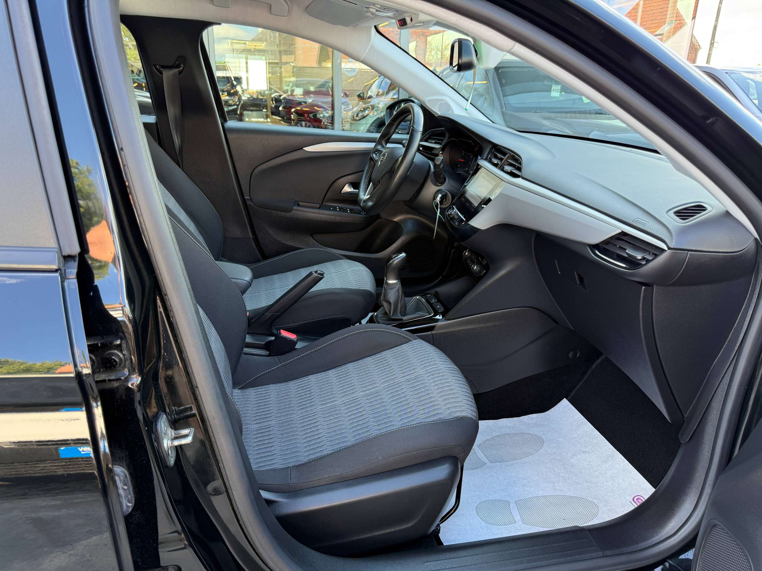 2f0f8685-53dc-4e40-bd6e-d7ede6fd831826-opel-corsa-1-2i-navigatie-carplay-camera-bluetooth-pdc-airco.jpg