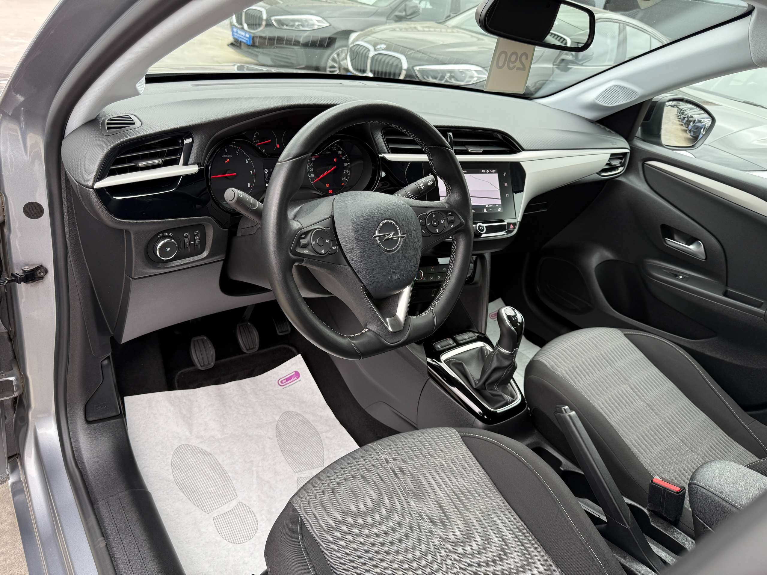 3693eb24-e81b-41db-8bf7-cd50943e0d8b12-opel-corsa-1-2i-navigatie-carplay-camera-bluetooth-pdc-airco.jpg