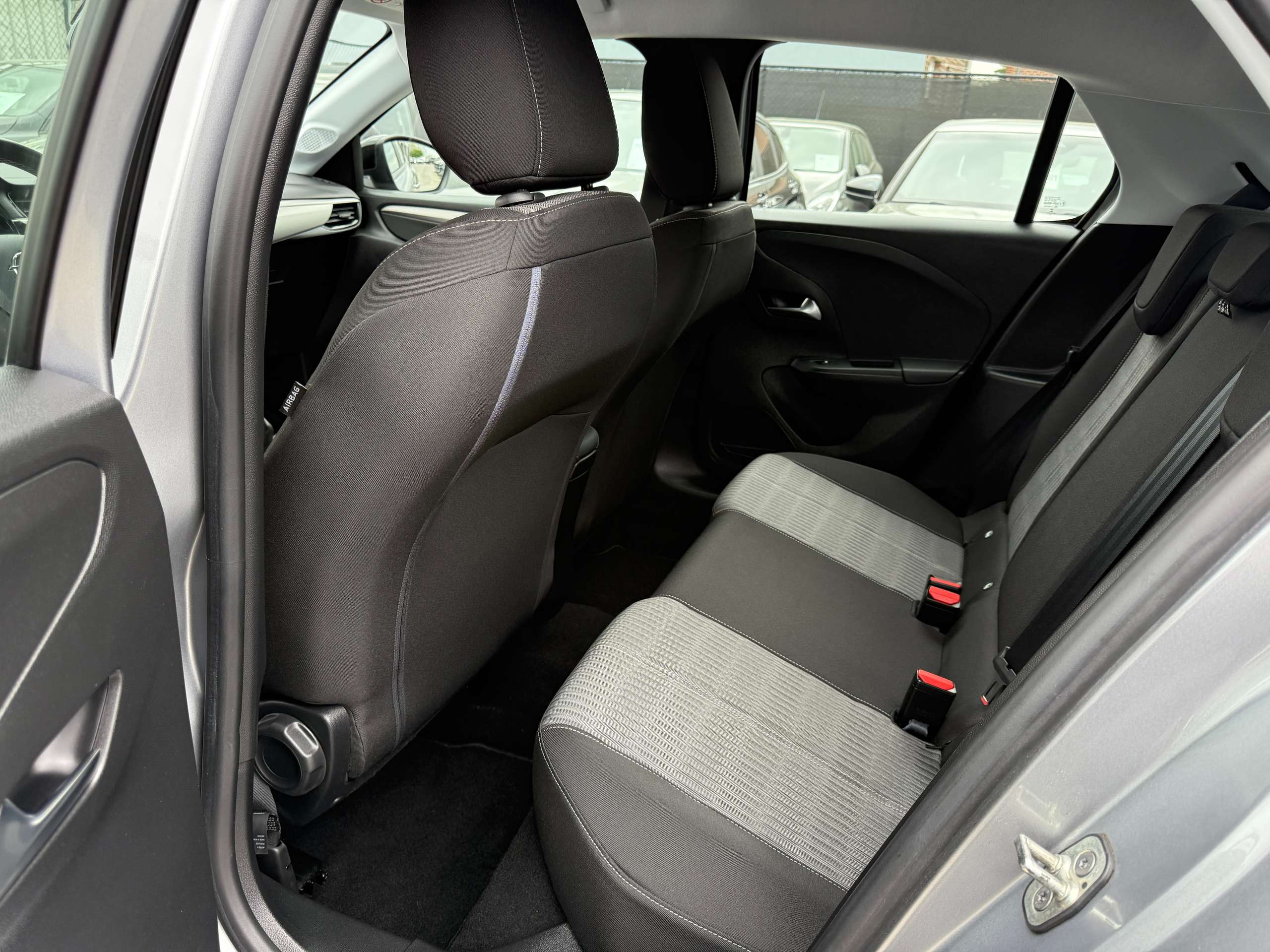 3693eb24-e81b-41db-8bf7-cd50943e0d8b13-opel-corsa-1-2i-navigatie-carplay-camera-bluetooth-pdc-airco.jpg