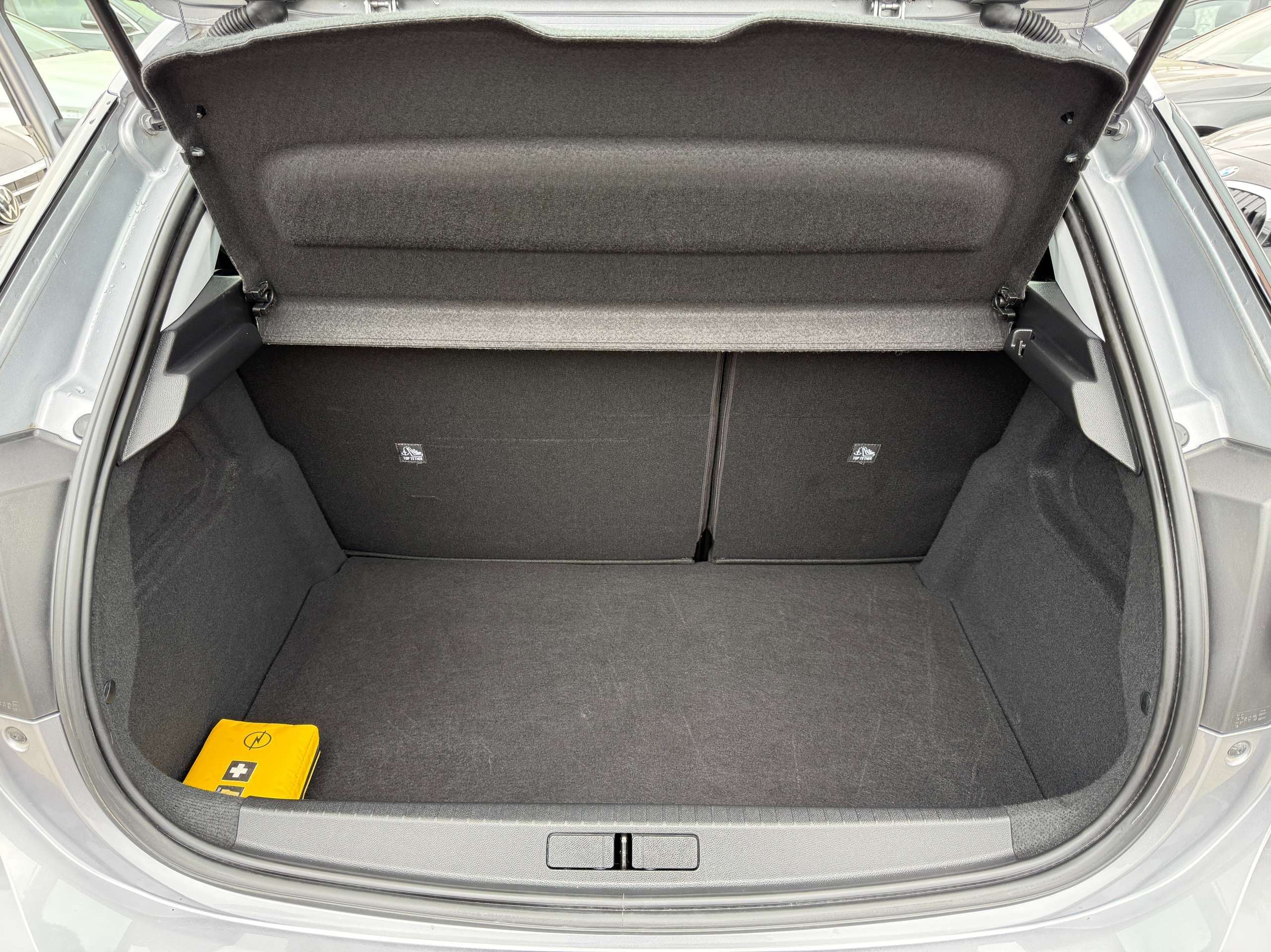 3693eb24-e81b-41db-8bf7-cd50943e0d8b14-opel-corsa-1-2i-navigatie-carplay-camera-bluetooth-pdc-airco.jpg