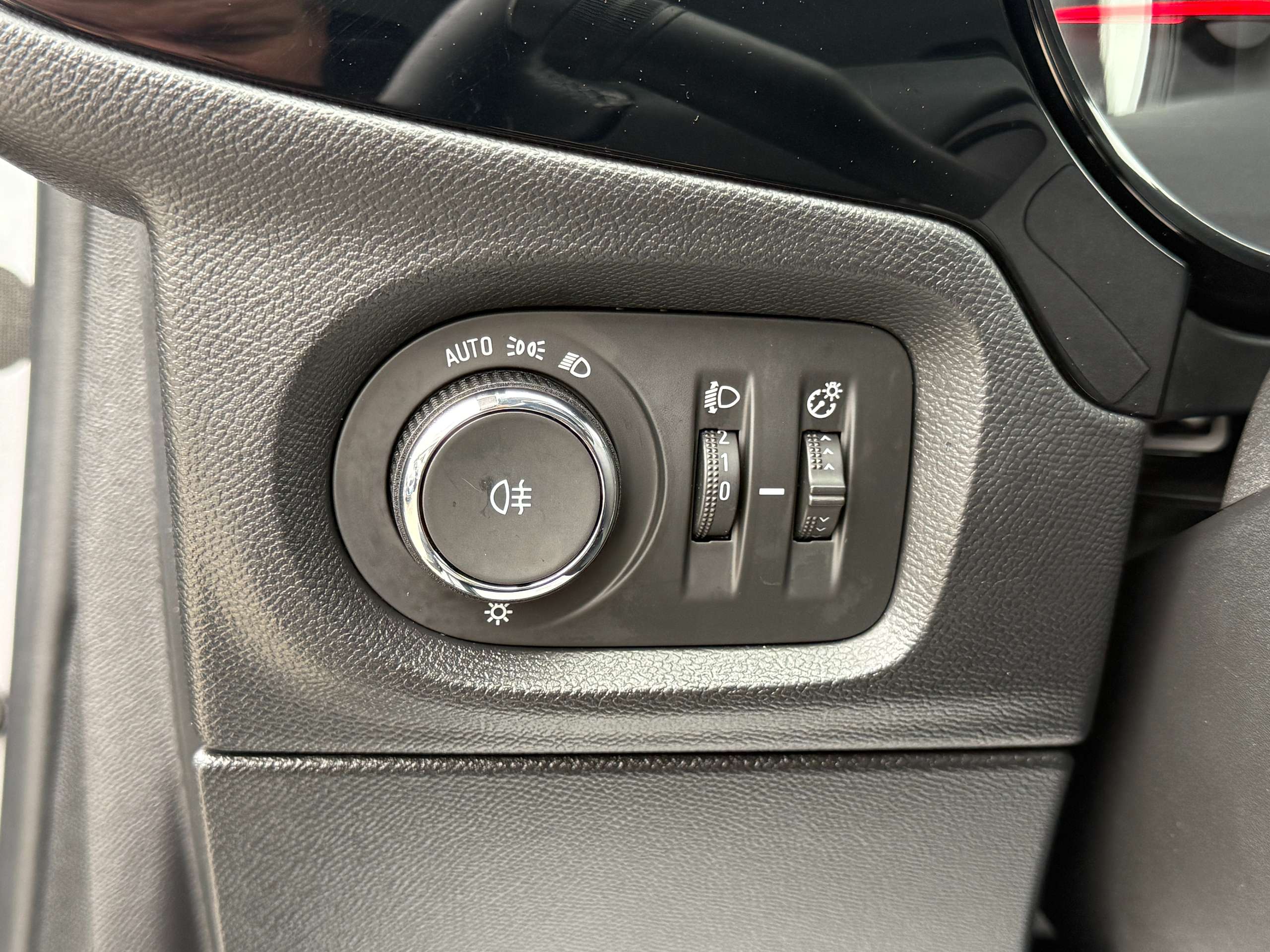 3693eb24-e81b-41db-8bf7-cd50943e0d8b17-opel-corsa-1-2i-navigatie-carplay-camera-bluetooth-pdc-airco.jpg