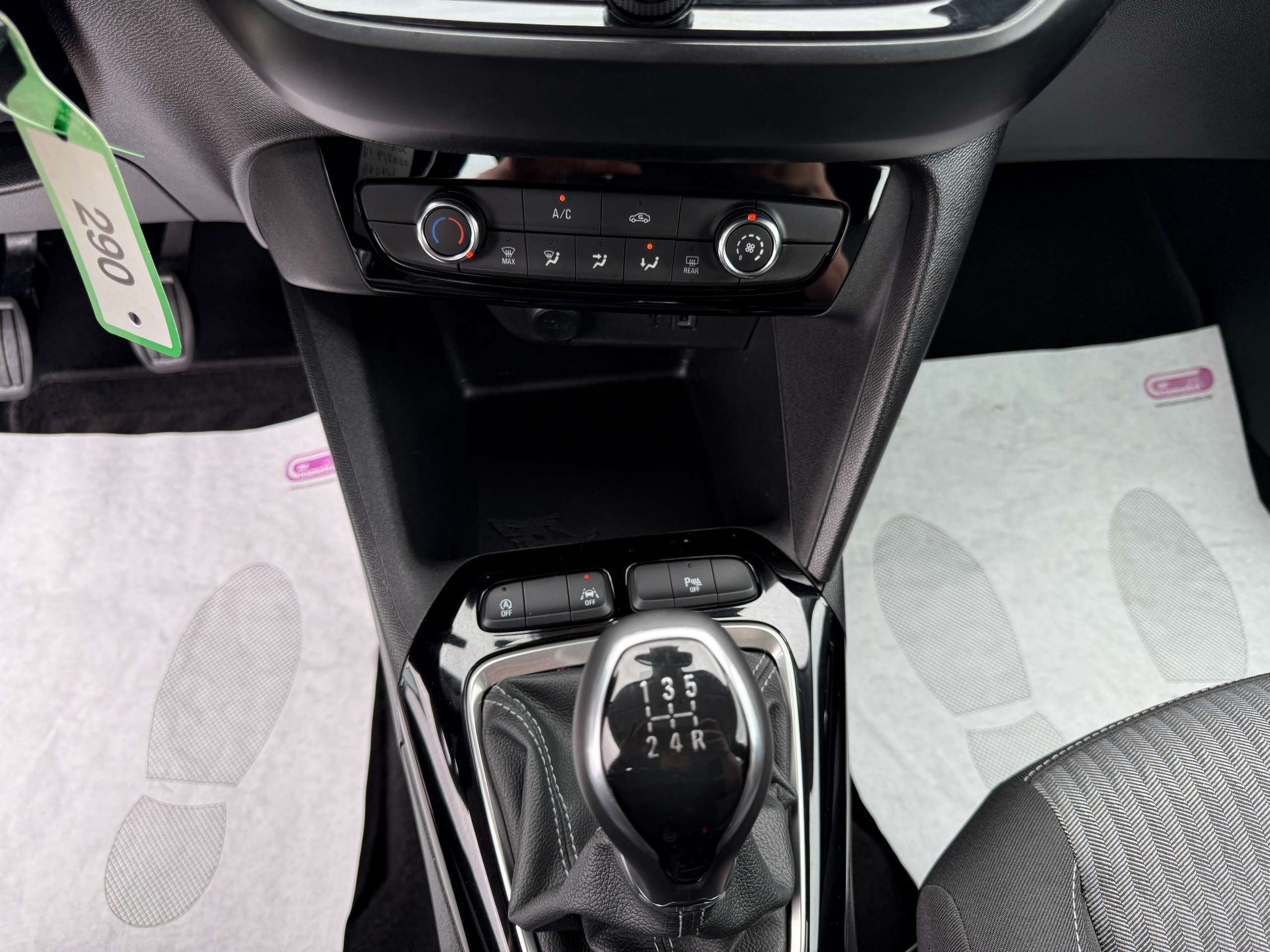 3693eb24-e81b-41db-8bf7-cd50943e0d8b19-opel-corsa-1-2i-navigatie-carplay-camera-bluetooth-pdc-airco.jpg