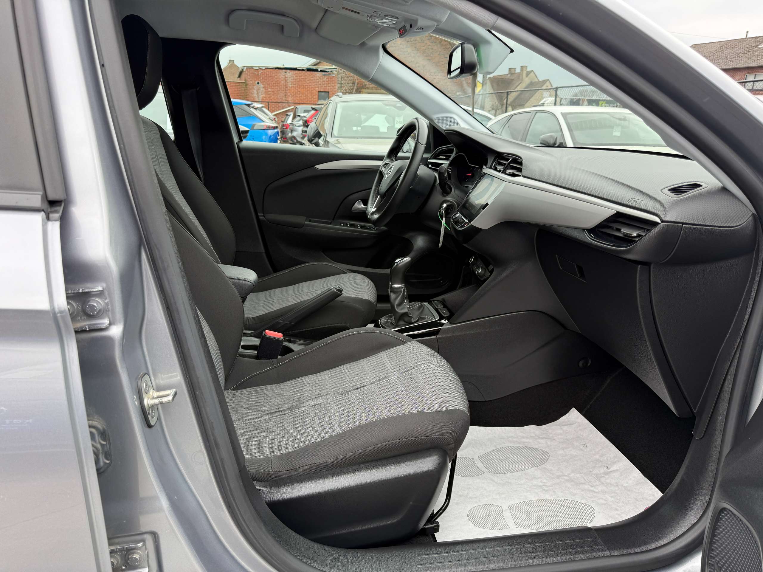 3693eb24-e81b-41db-8bf7-cd50943e0d8b26-opel-corsa-1-2i-navigatie-carplay-camera-bluetooth-pdc-airco.jpg