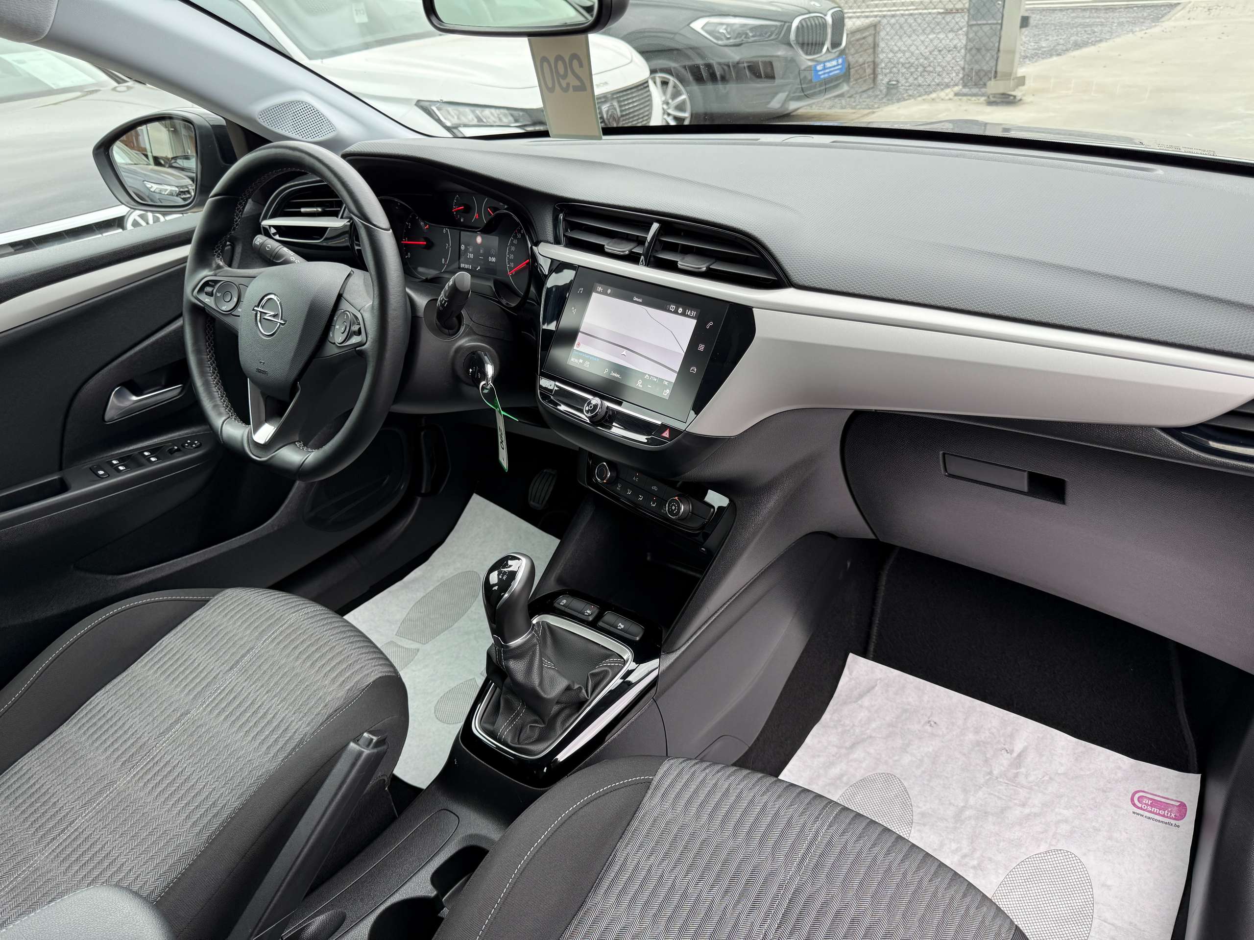 3693eb24-e81b-41db-8bf7-cd50943e0d8b27-opel-corsa-1-2i-navigatie-carplay-camera-bluetooth-pdc-airco.jpg