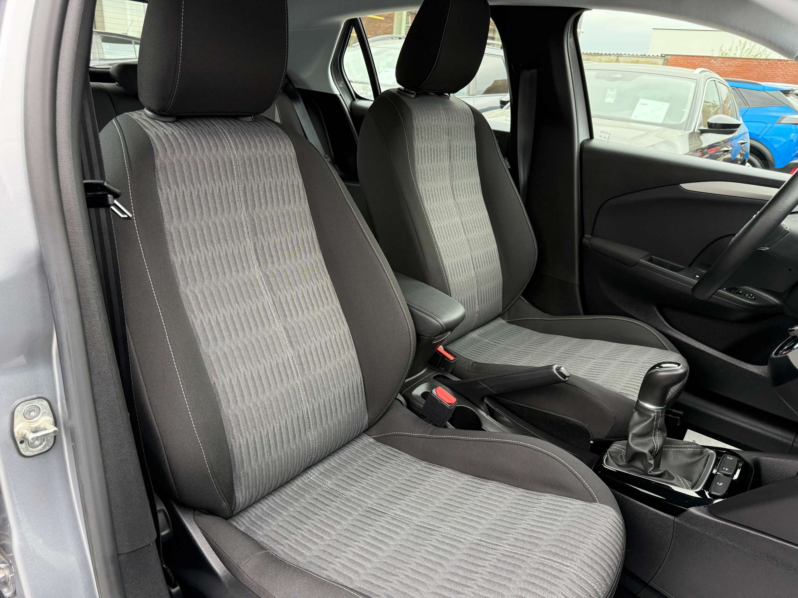 3693eb24-e81b-41db-8bf7-cd50943e0d8b28-opel-corsa-1-2i-navigatie-carplay-camera-bluetooth-pdc-airco.jpg