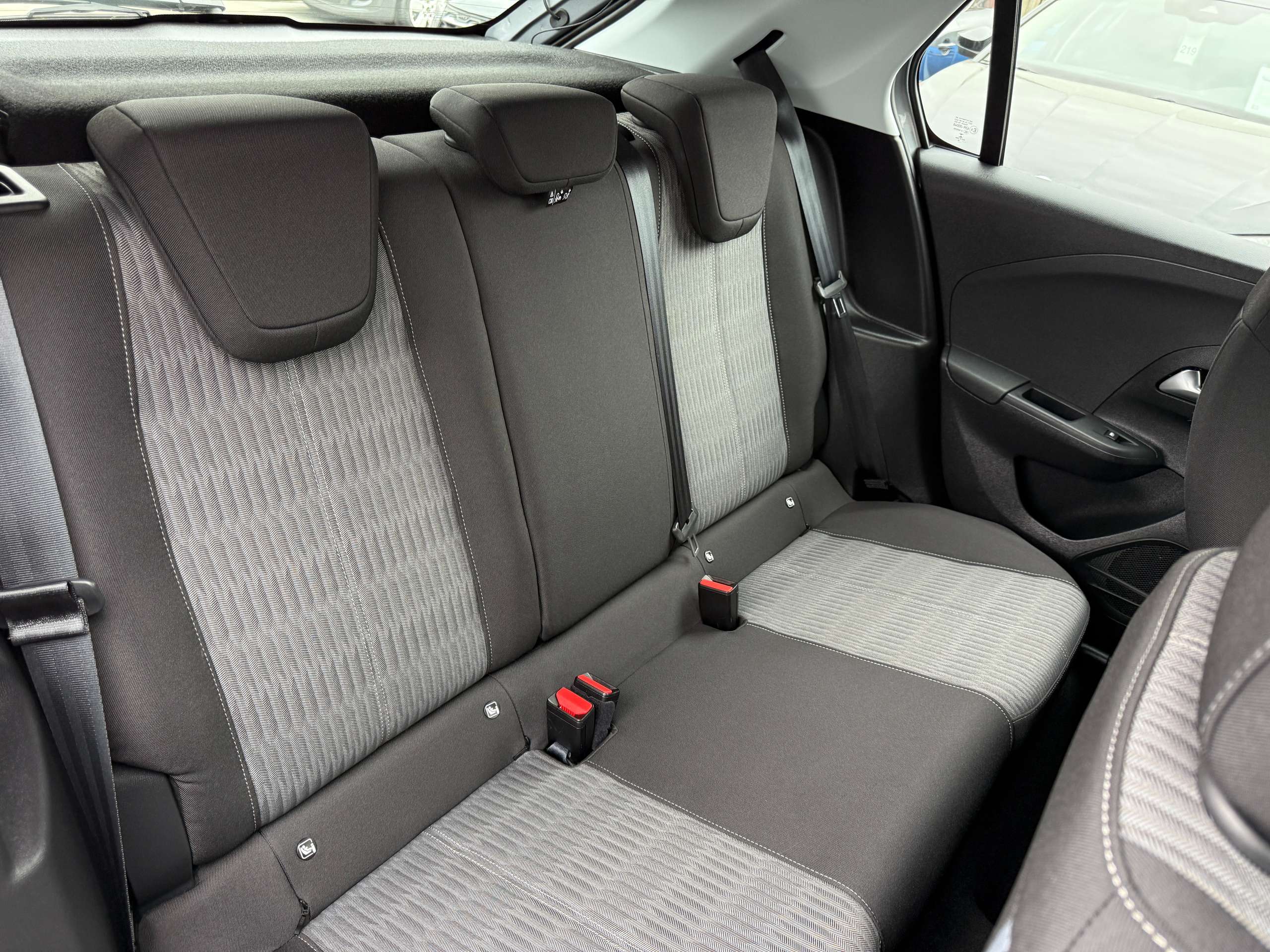 3693eb24-e81b-41db-8bf7-cd50943e0d8b29-opel-corsa-1-2i-navigatie-carplay-camera-bluetooth-pdc-airco.jpg