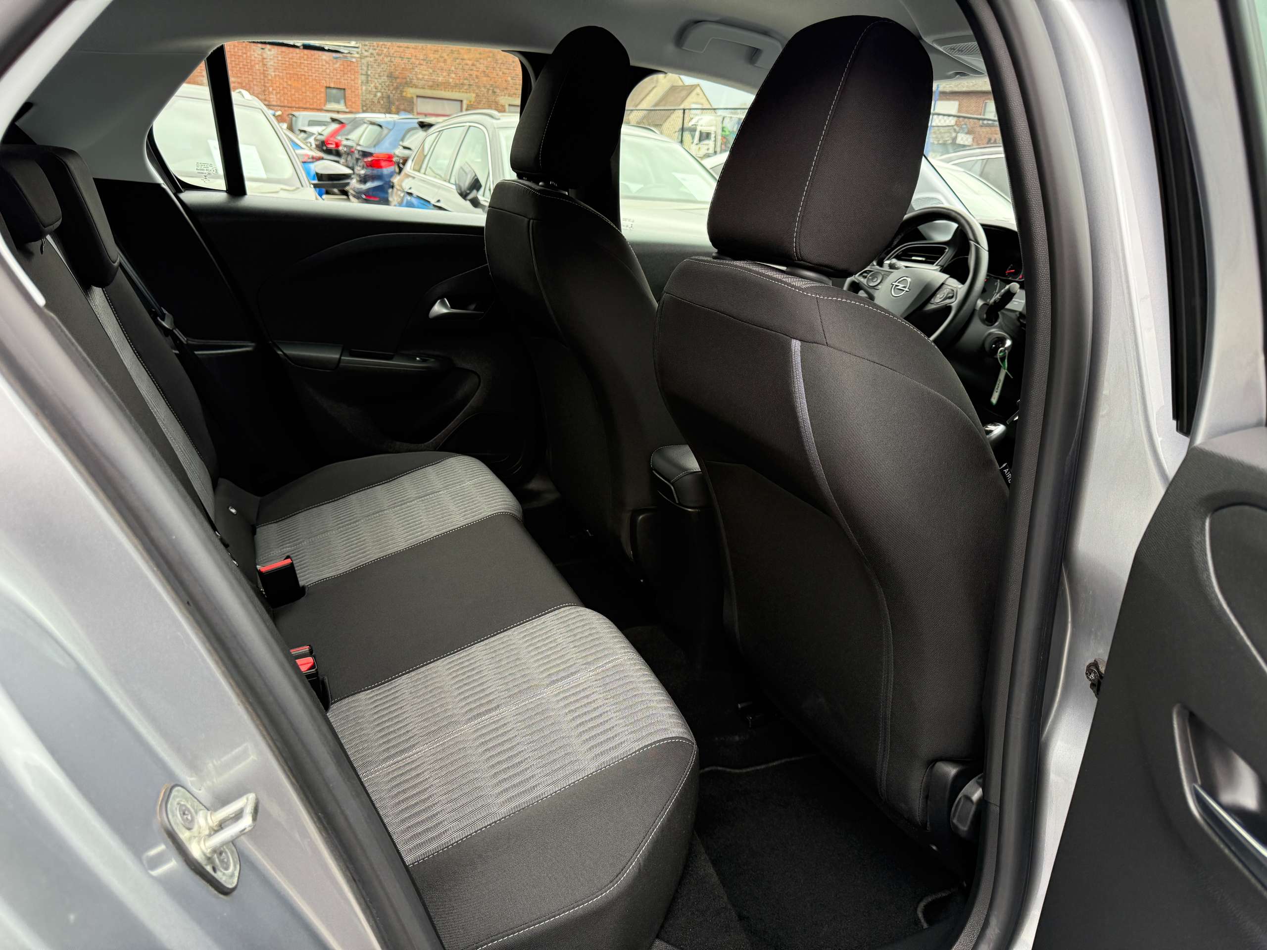 3693eb24-e81b-41db-8bf7-cd50943e0d8b30-opel-corsa-1-2i-navigatie-carplay-camera-bluetooth-pdc-airco.jpg