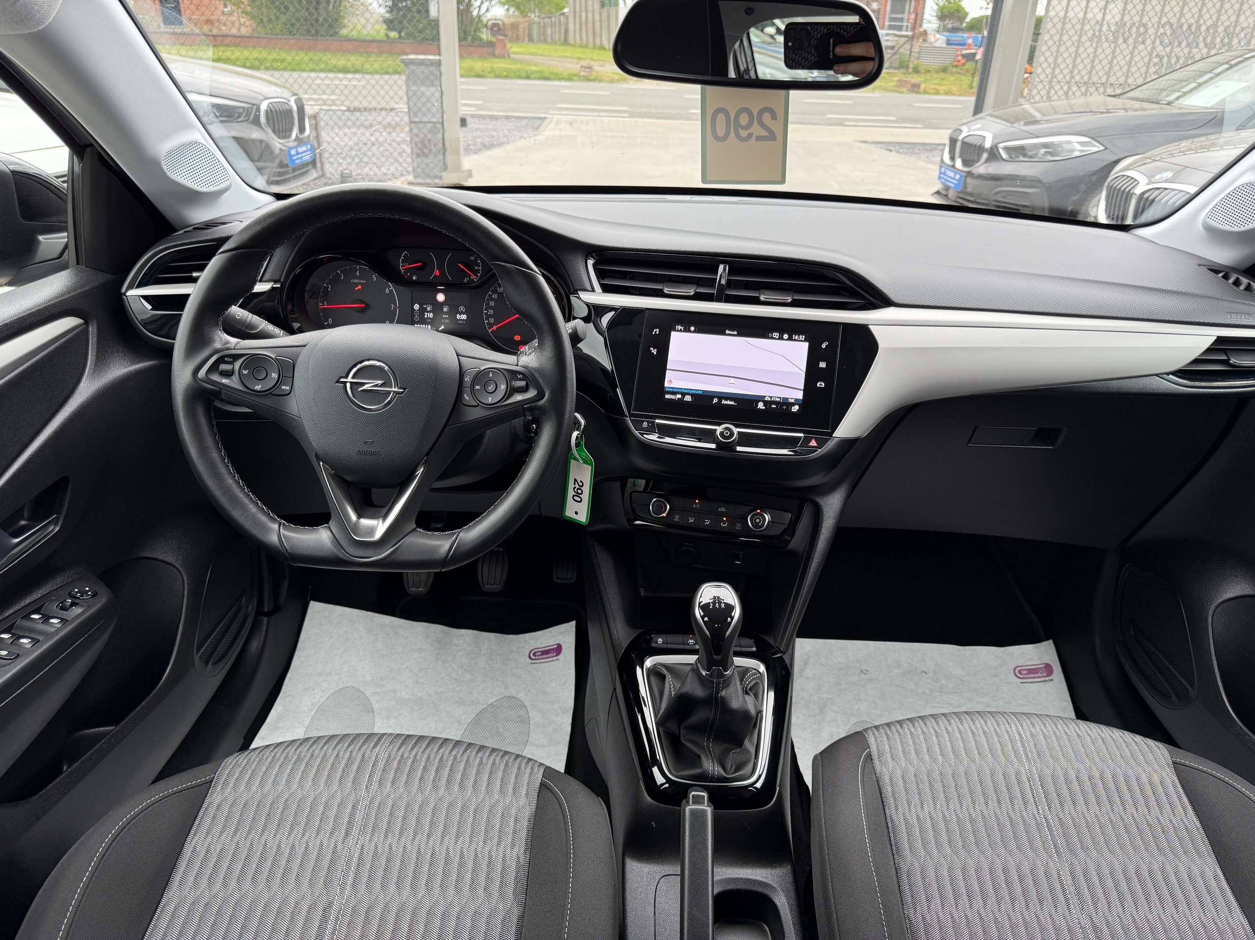3693eb24-e81b-41db-8bf7-cd50943e0d8b31-opel-corsa-1-2i-navigatie-carplay-camera-bluetooth-pdc-airco.jpg