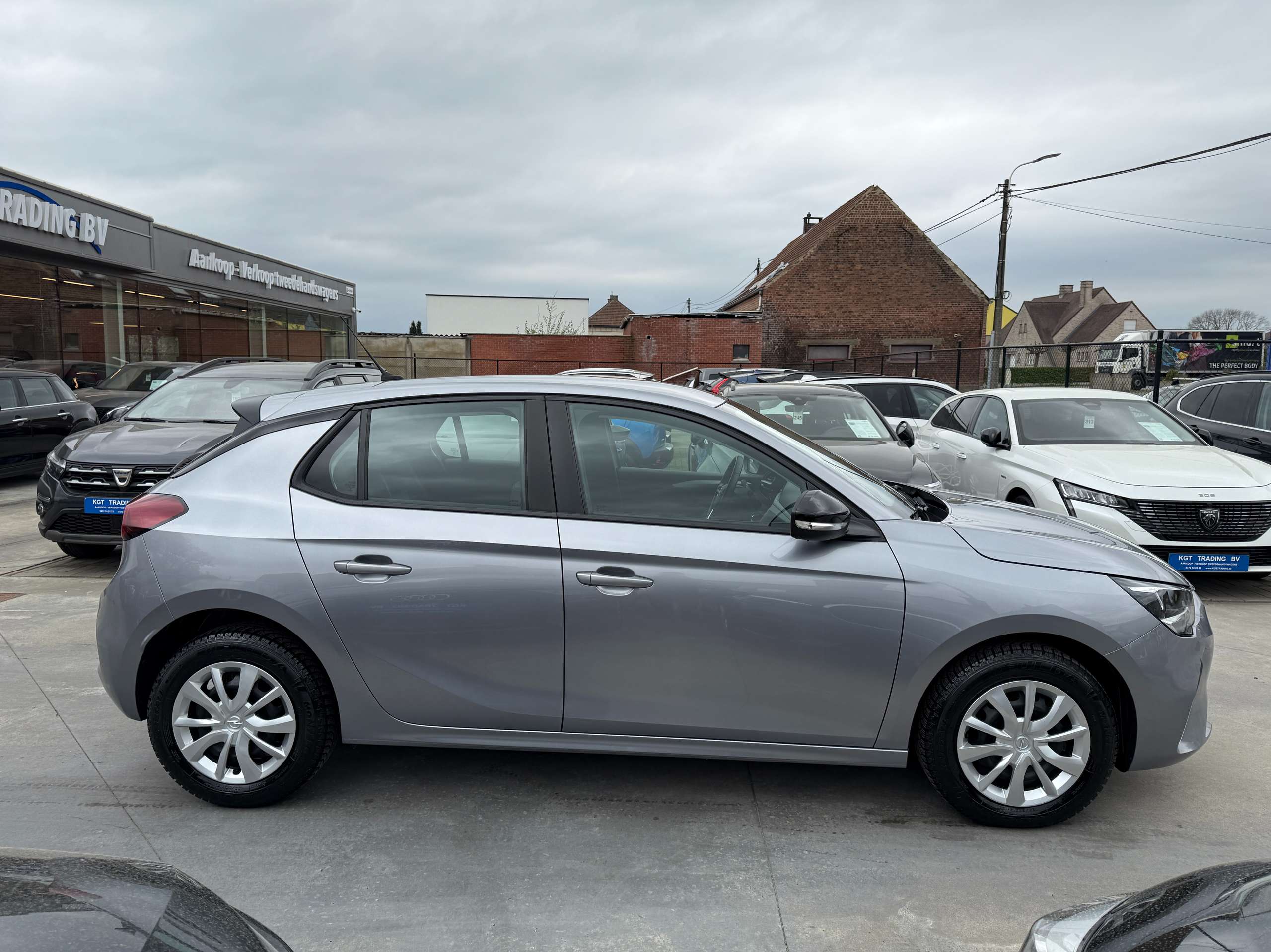 3693eb24-e81b-41db-8bf7-cd50943e0d8b4-opel-corsa-1-2i-navigatie-carplay-camera-bluetooth-pdc-airco.jpg