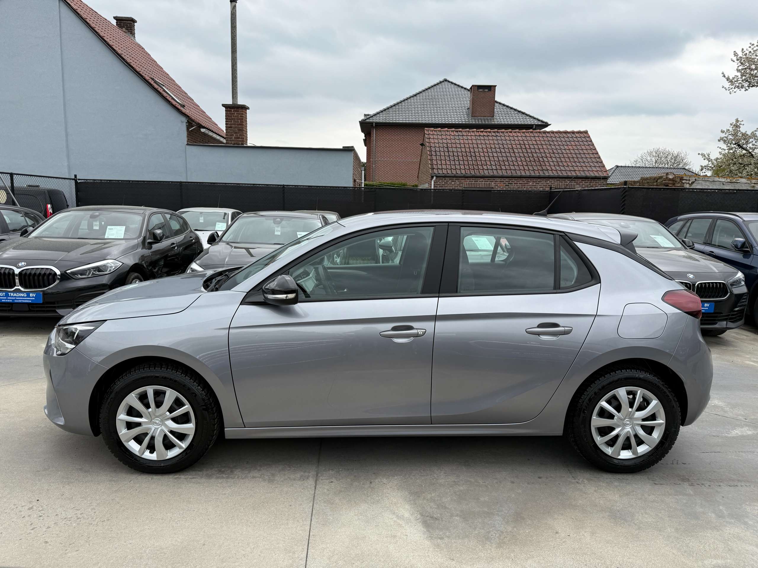 3693eb24-e81b-41db-8bf7-cd50943e0d8b8-opel-corsa-1-2i-navigatie-carplay-camera-bluetooth-pdc-airco.jpg
