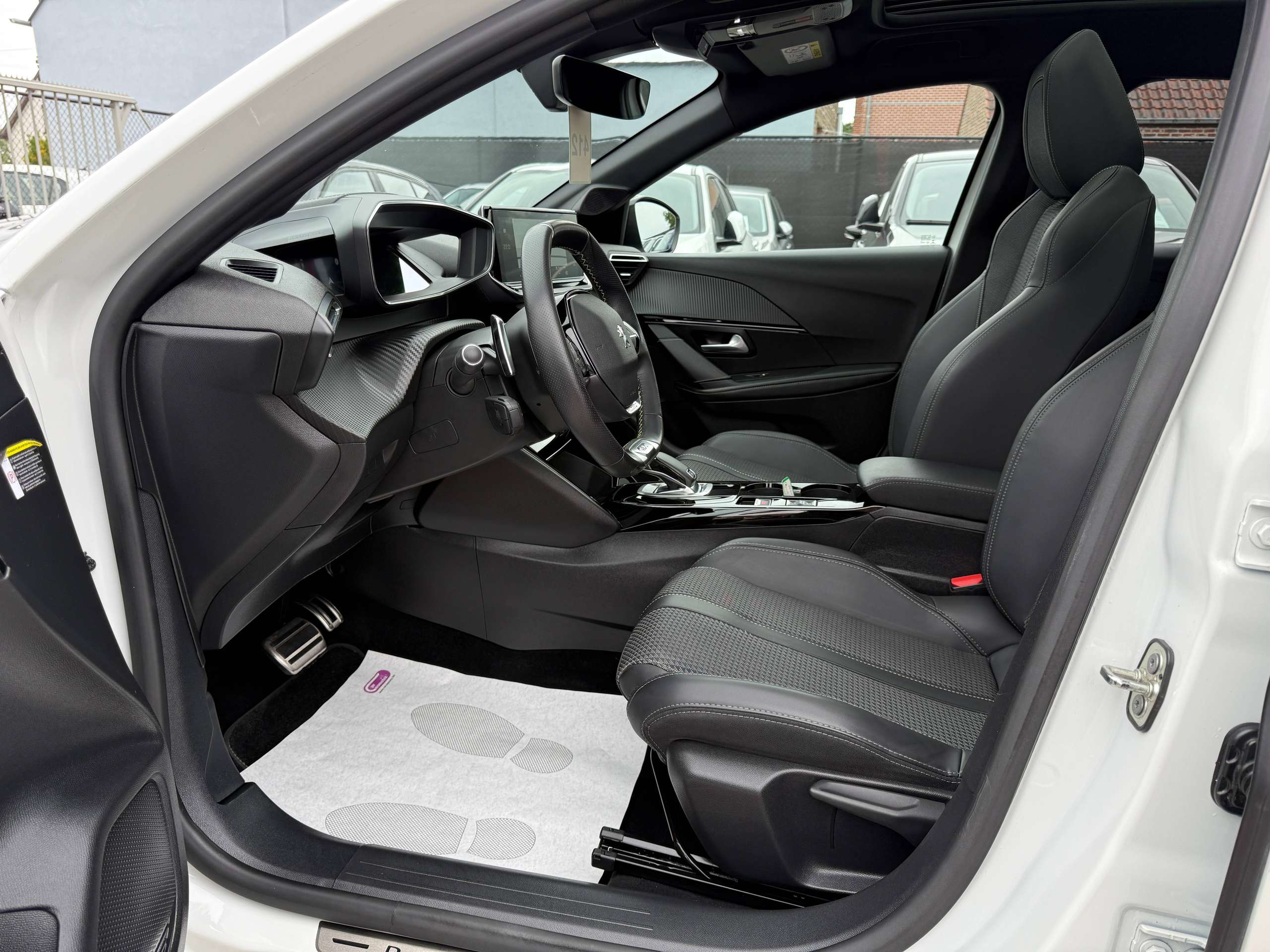 482ac547-d9ef-4863-bd55-d4740bf1fe4112-peugeot-208-1-2i-130pk-gt-line-automaat-pano-dak-camera-navi-leder-led.jpg