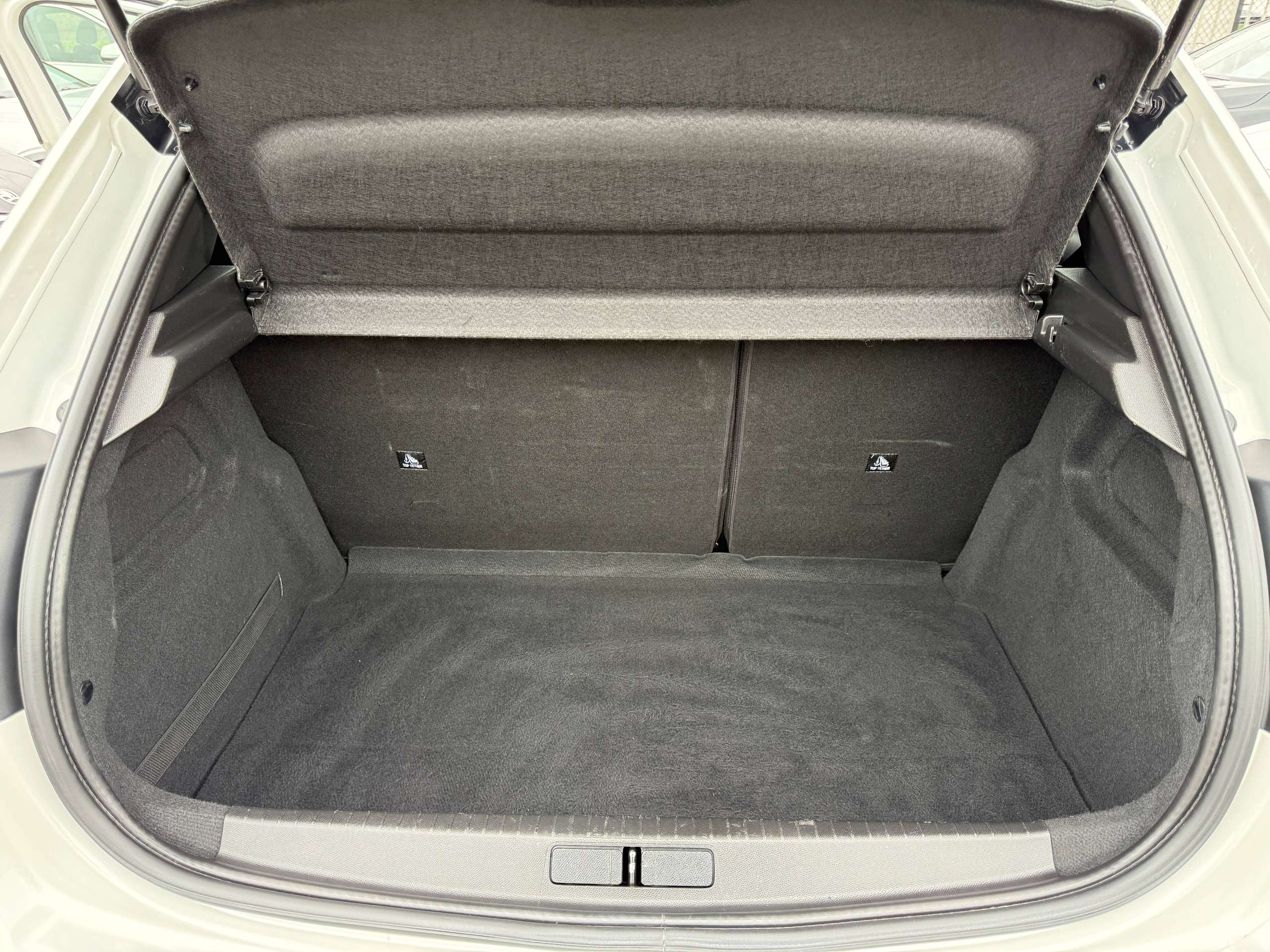 482ac547-d9ef-4863-bd55-d4740bf1fe4117-peugeot-208-1-2i-130pk-gt-line-automaat-pano-dak-camera-navi-leder-led.jpg