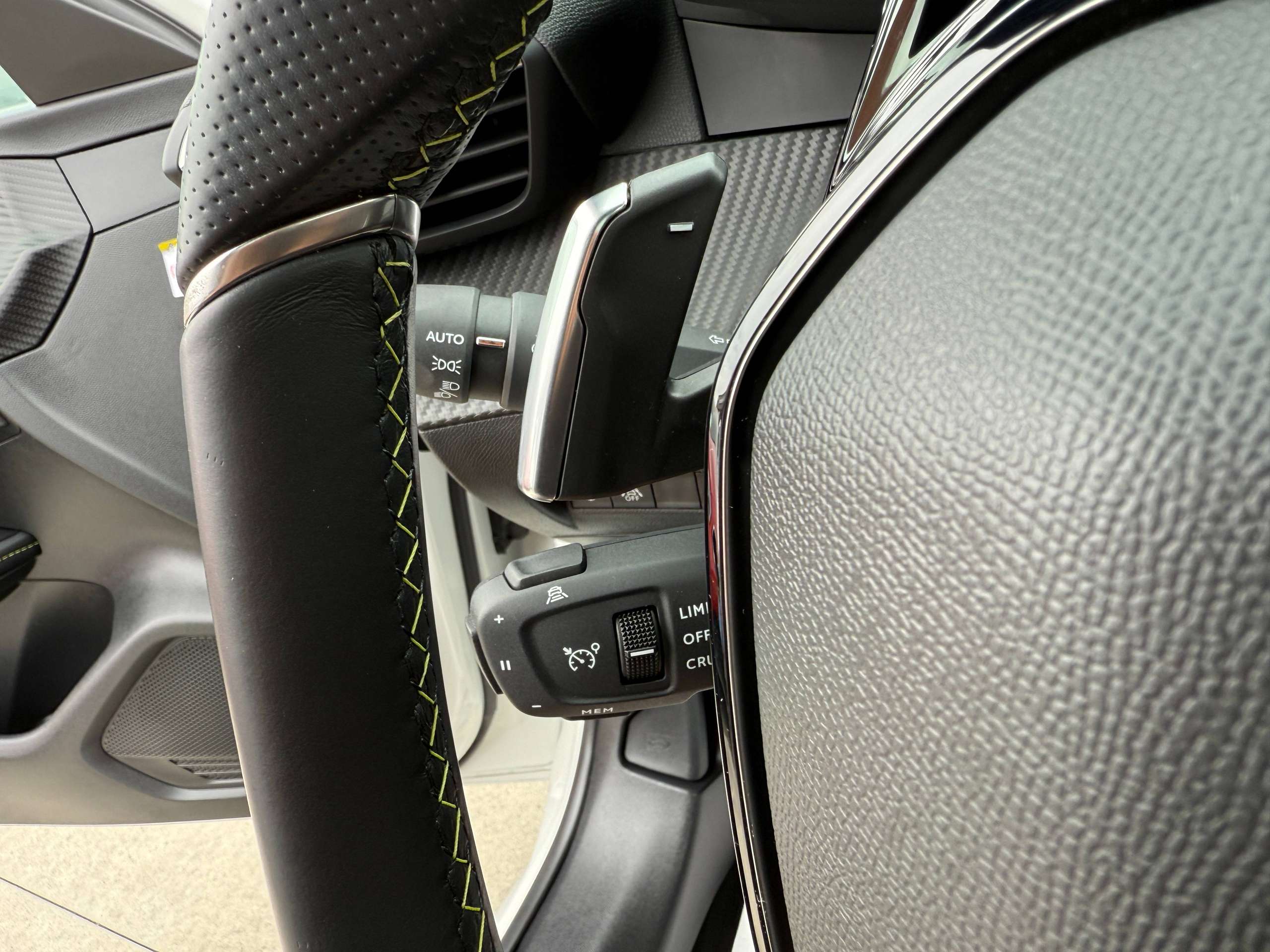 482ac547-d9ef-4863-bd55-d4740bf1fe4119-peugeot-208-1-2i-130pk-gt-line-automaat-pano-dak-camera-navi-leder-led.jpg