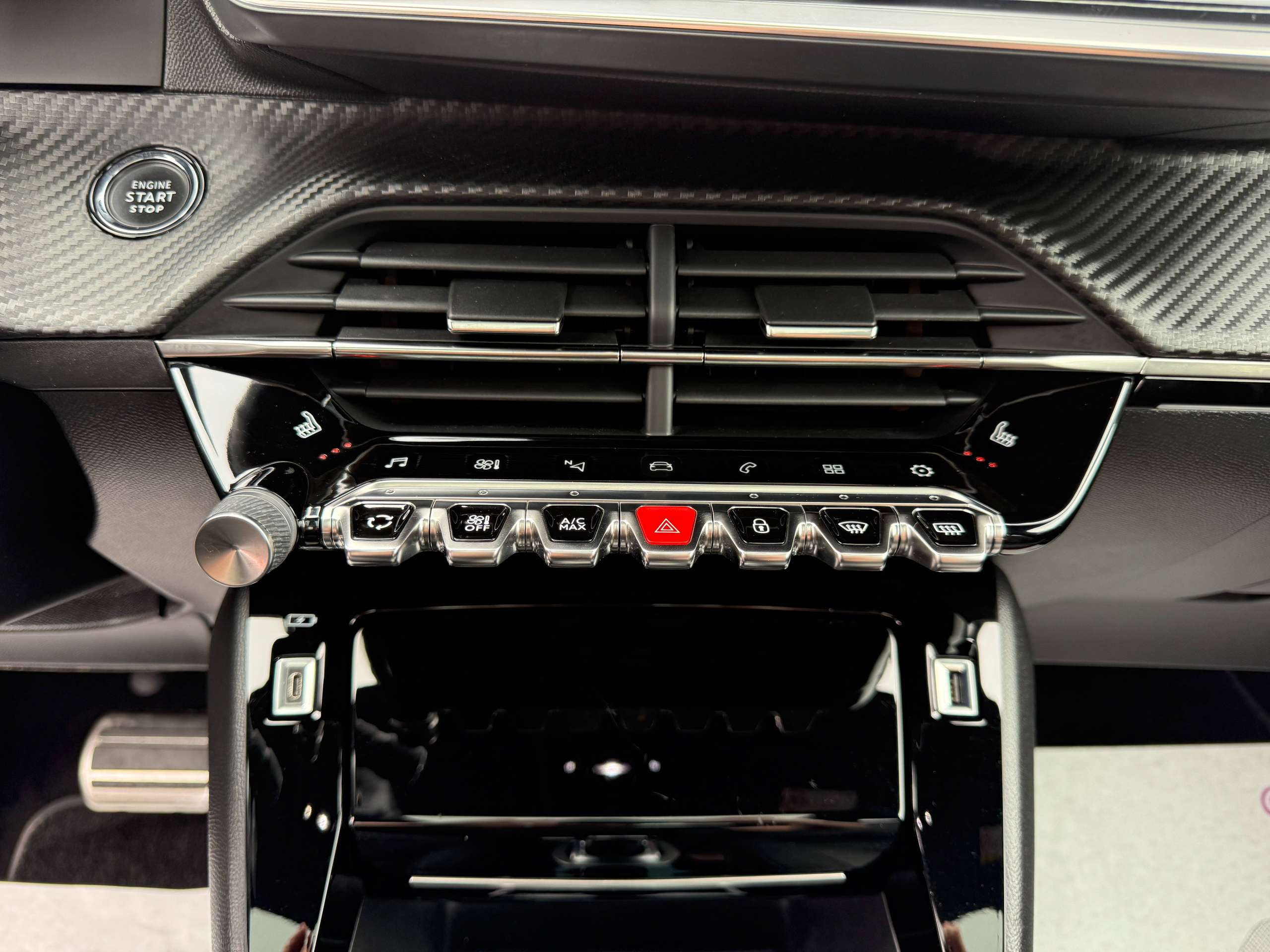 482ac547-d9ef-4863-bd55-d4740bf1fe4123-peugeot-208-1-2i-130pk-gt-line-automaat-pano-dak-camera-navi-leder-led.jpg
